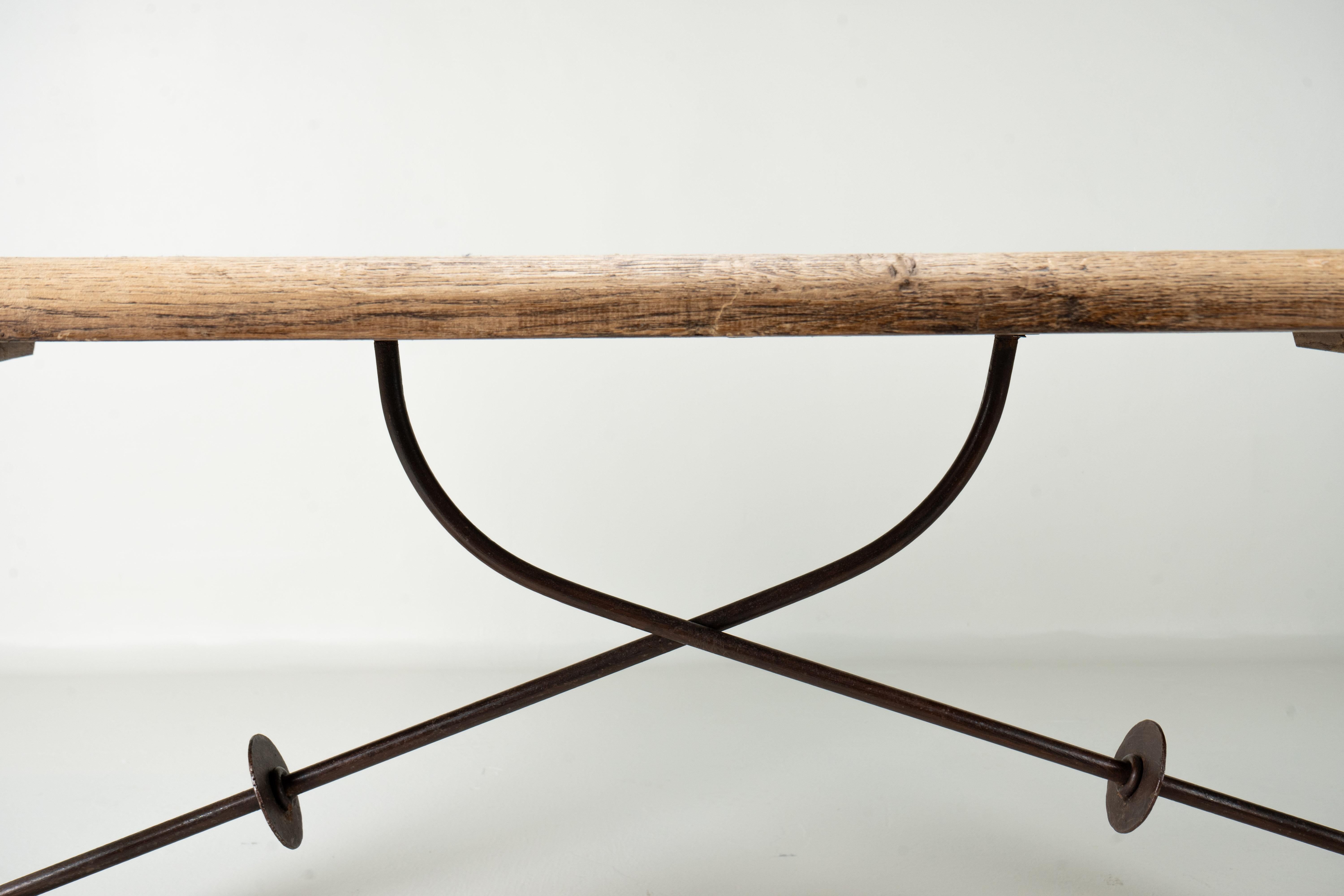 Cette table en chêne robuste est fabriquée dans le style baroque espagnol, avec des pieds sculptés de manière élaborée et des renforts en fer forgé à la main allant du centre du plateau de la table à chaque pied. Le plateau de 2 pouces d'épaisseur