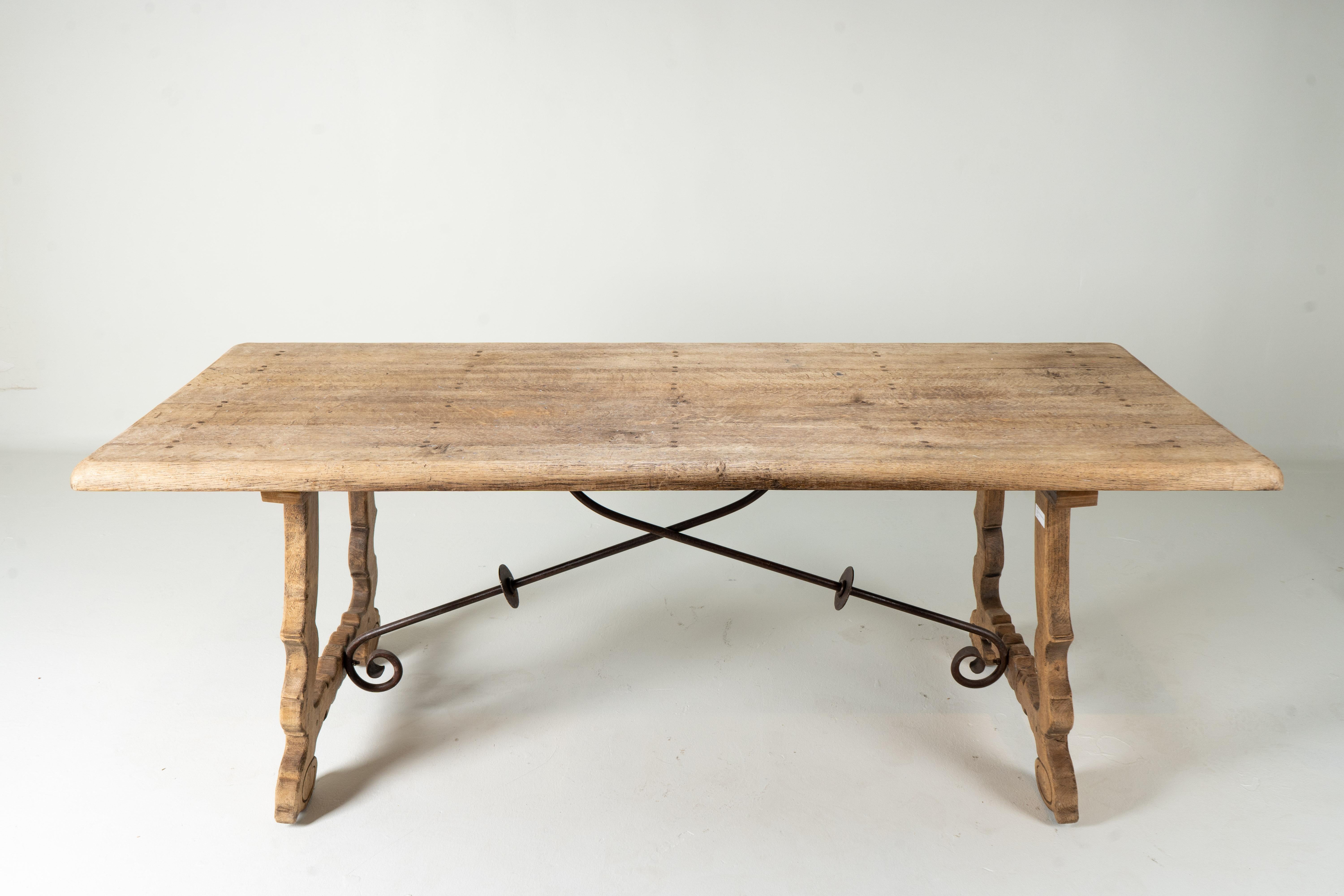 Table en bois de chêne des fermiers espagnols en vente 1
