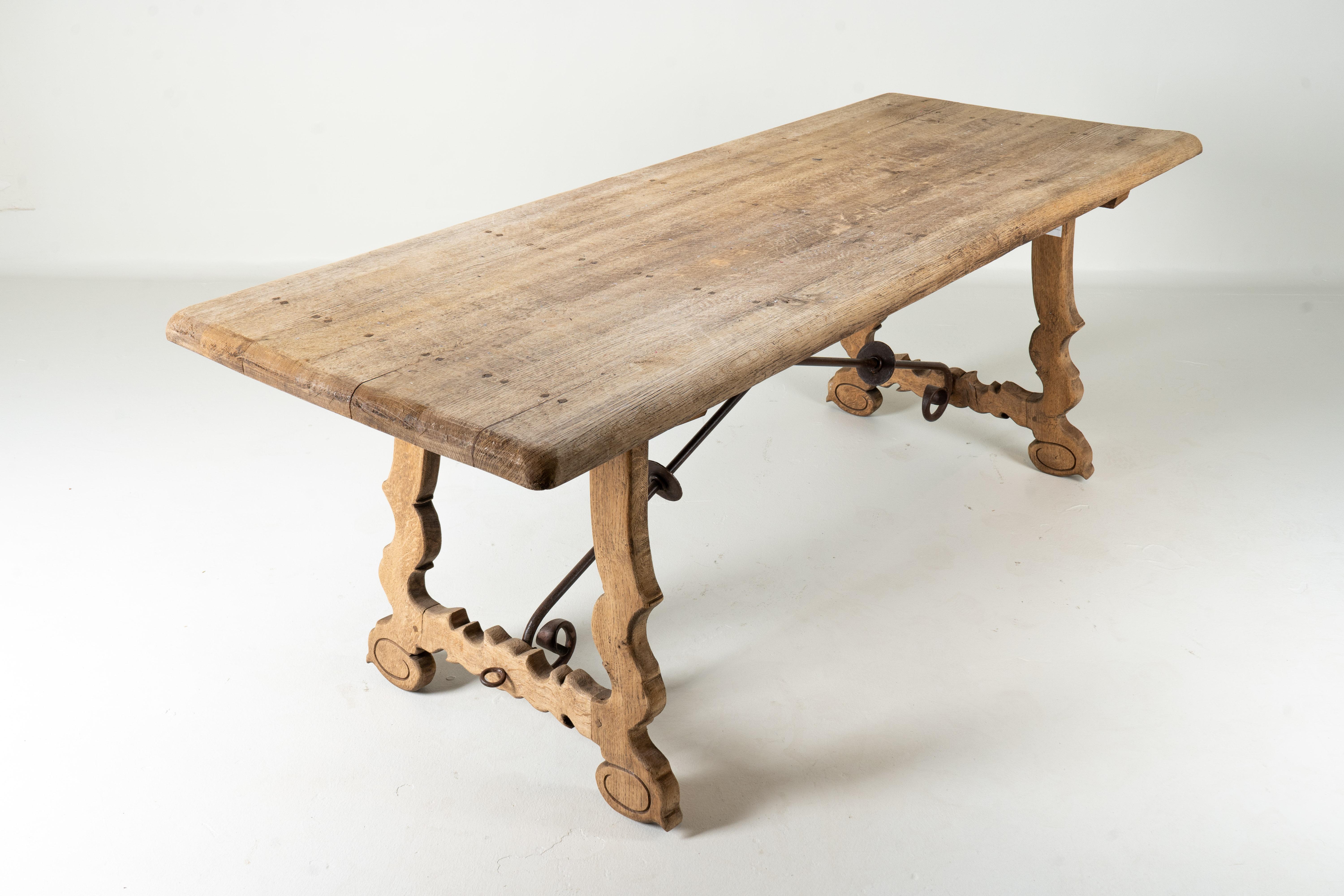 Table en bois de chêne des fermiers espagnols en vente 2
