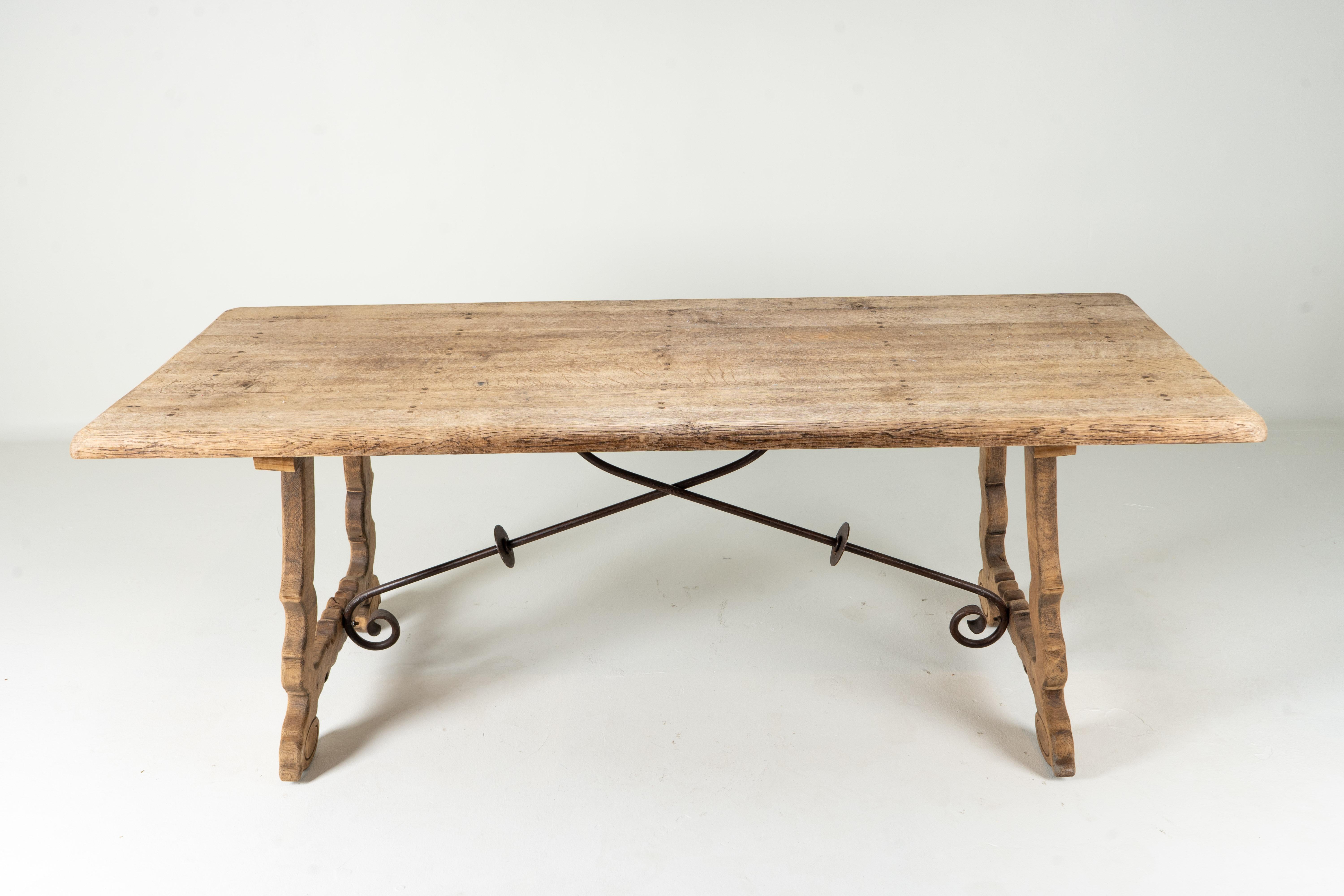 Table en bois de chêne des fermiers espagnols en vente 3