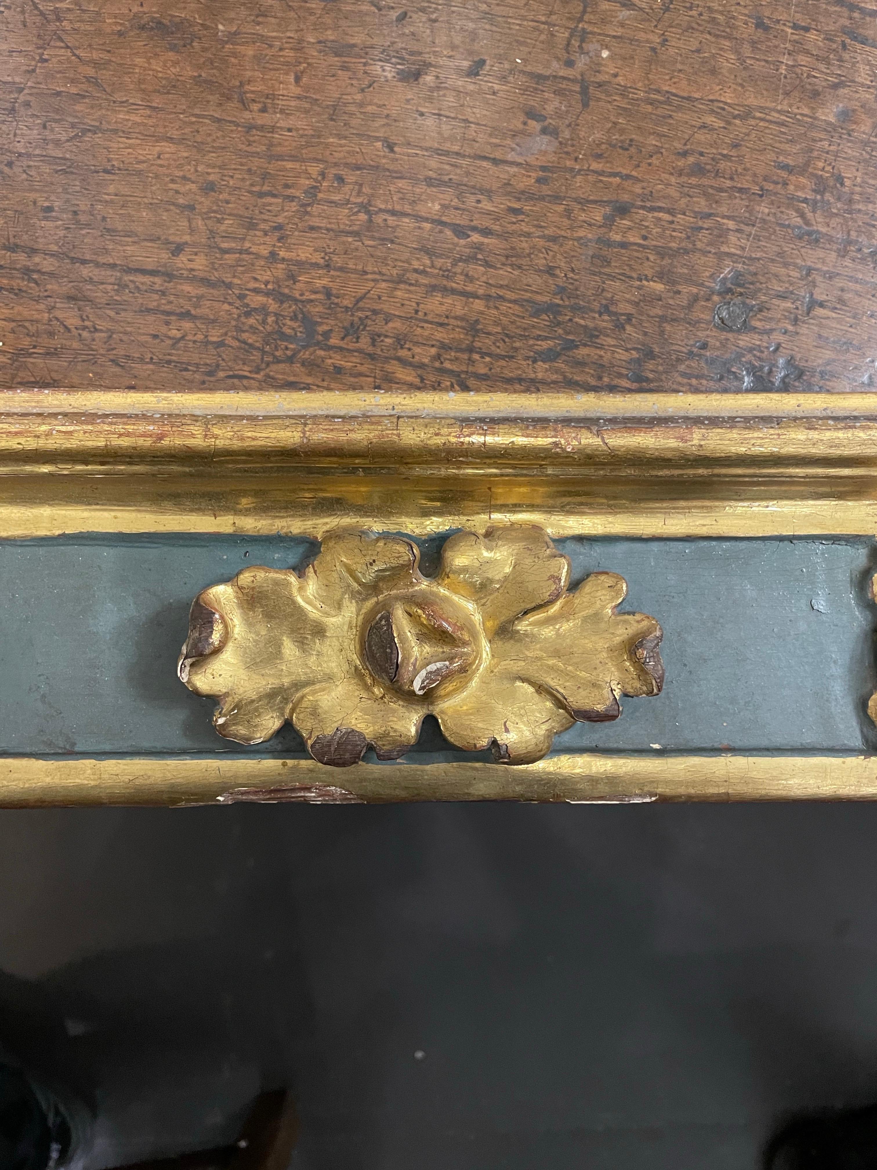 Bois Un cadre espagnol doré et polychrome, 18ème siècle en vente