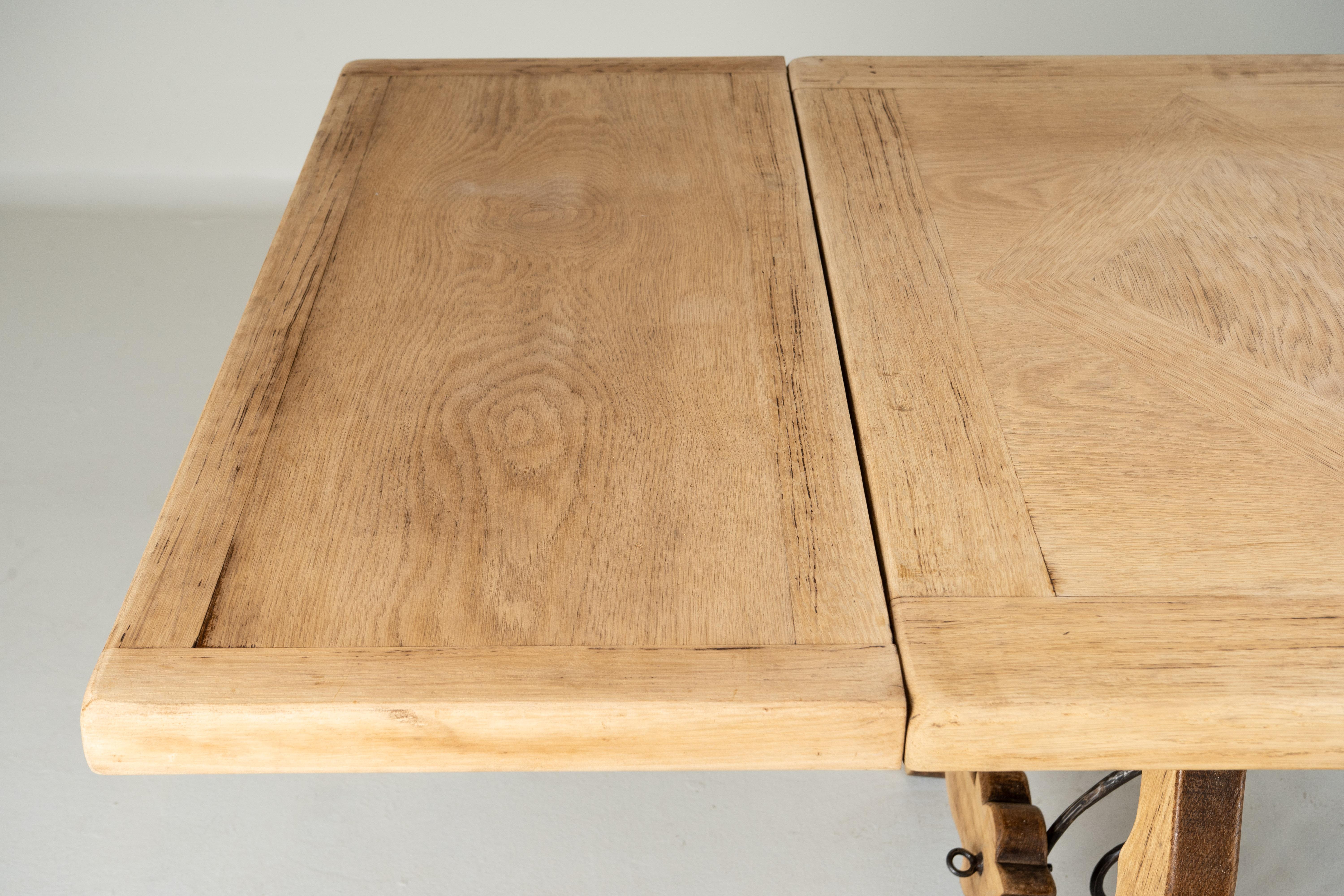 A Spanish Oak Wood Table with Two Leaf Extensions For Sale 4