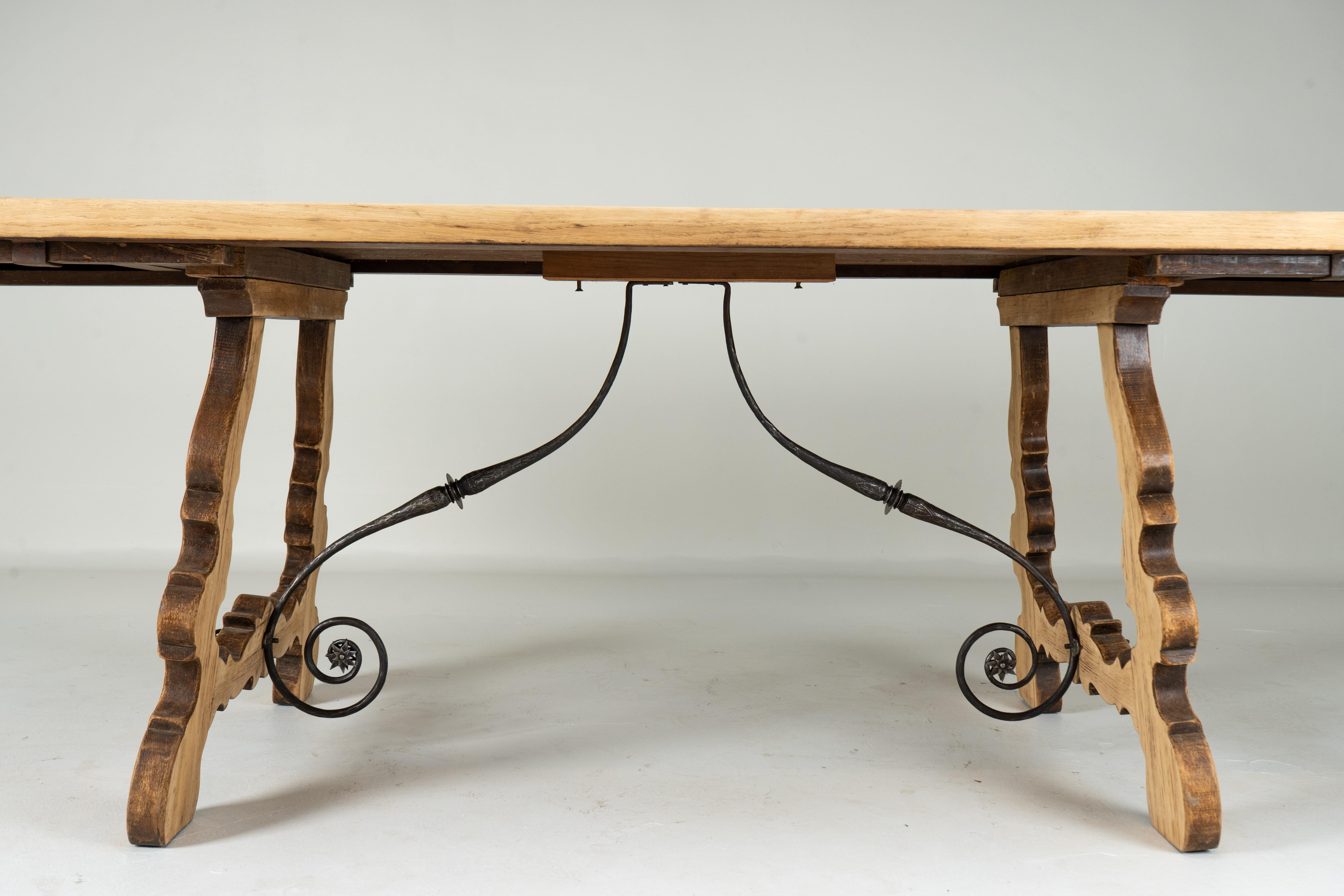 A Spanish Oak Wood Table with Two Leaf Extensions For Sale 5