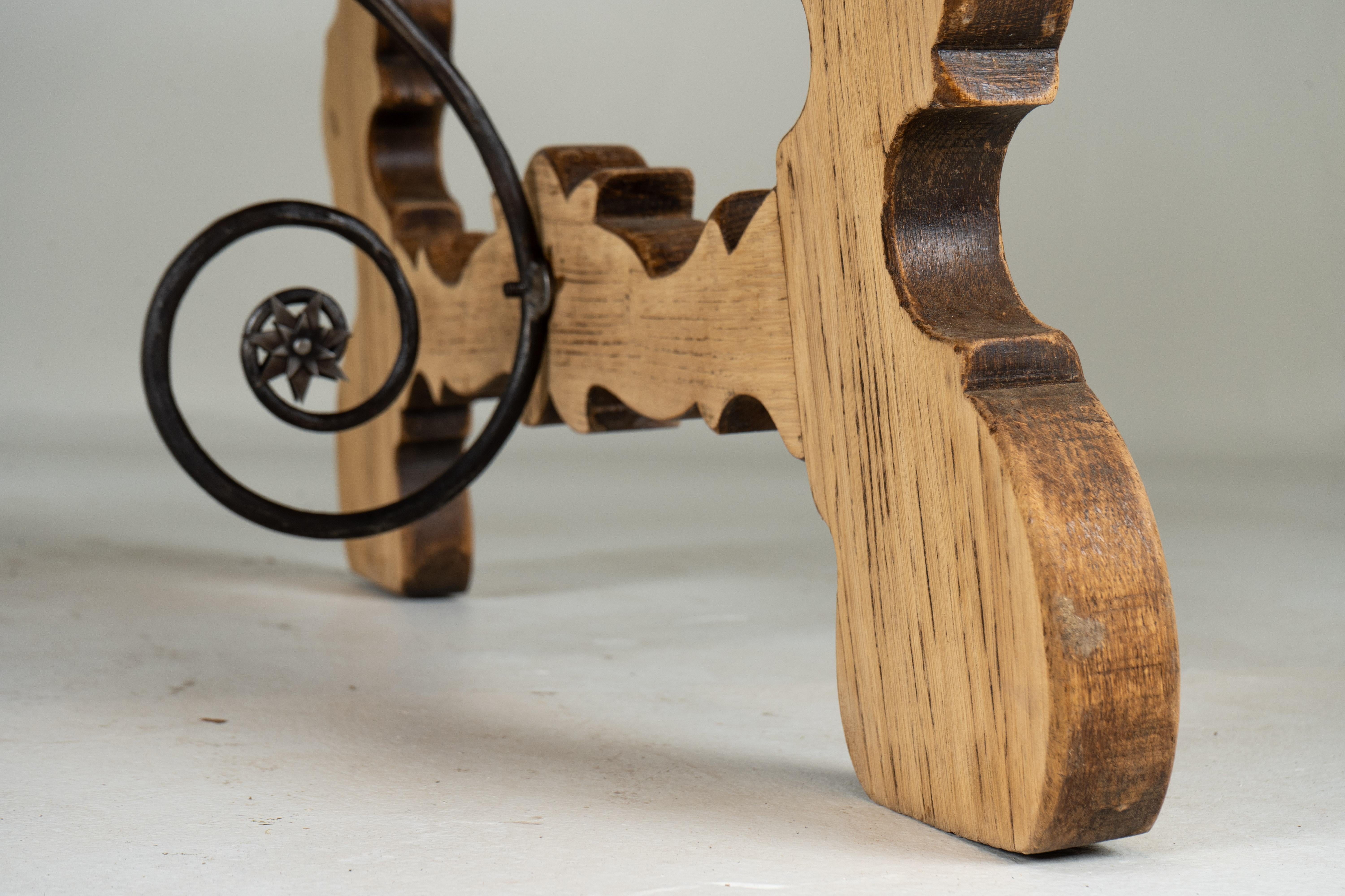 A Spanish Oak Wood Table with Two Leaf Extensions For Sale 7
