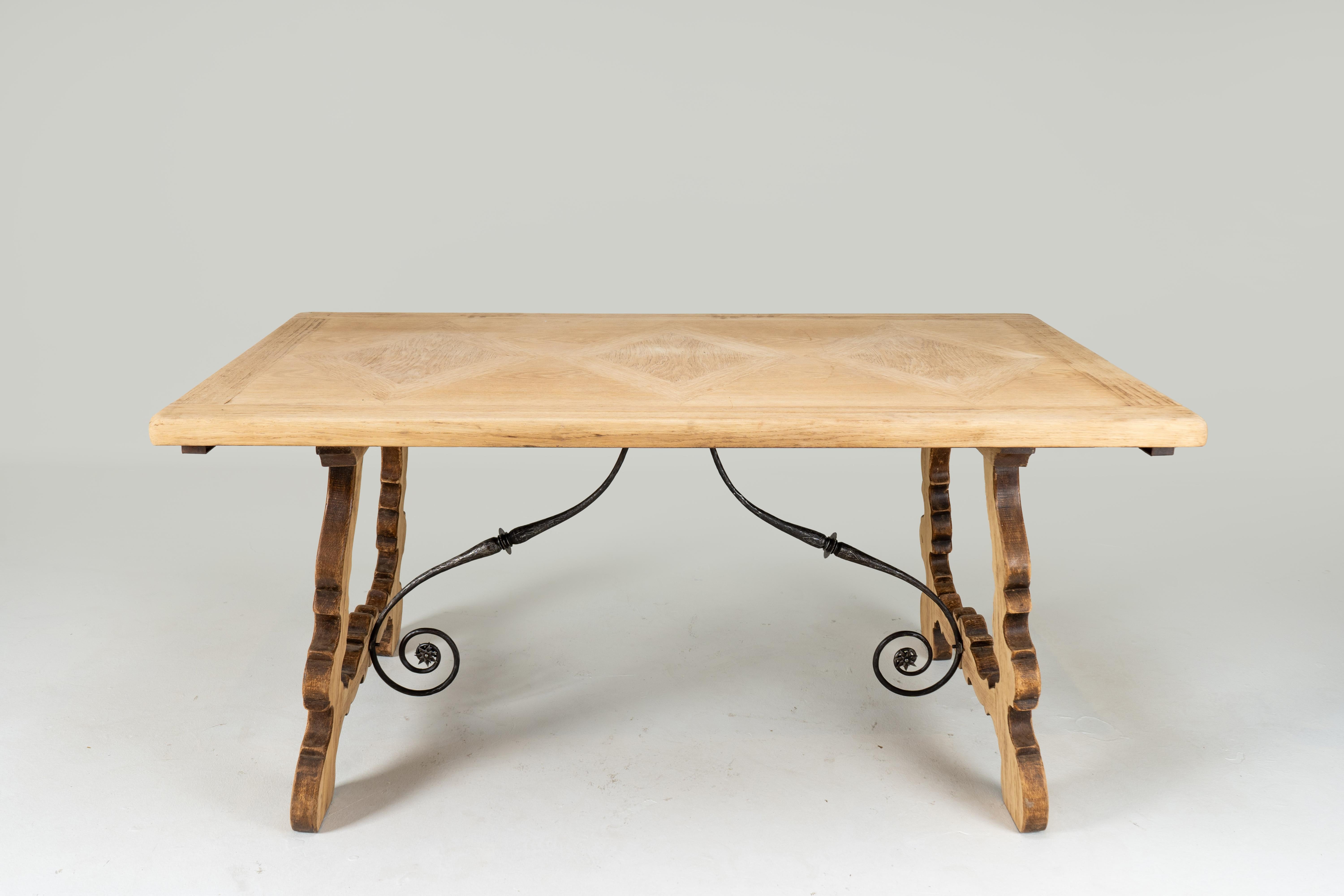 20th Century A Spanish Oak Wood Table with Two Leaf Extensions For Sale