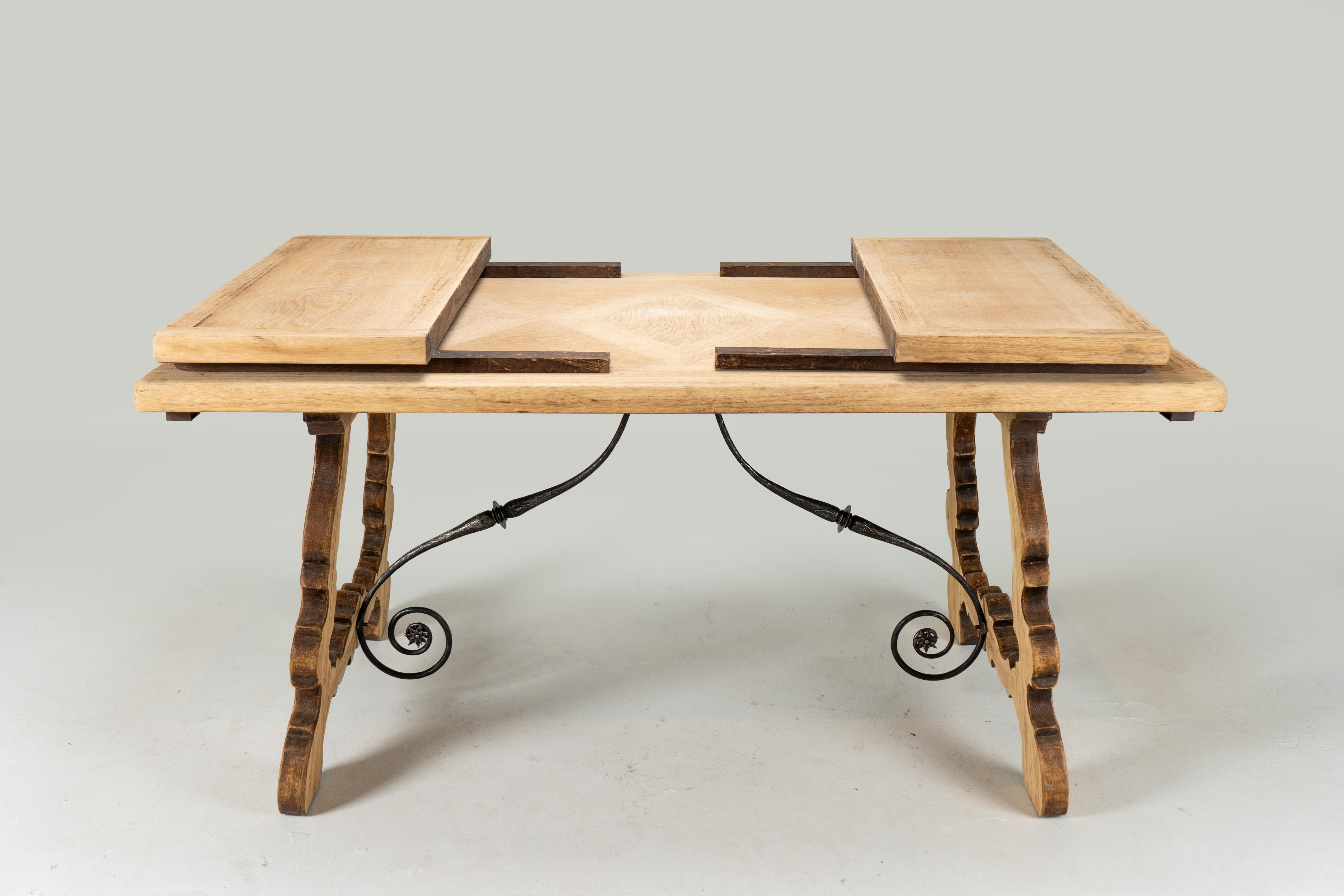 A Spanish Oak Wood Table with Two Leaf Extensions For Sale 1