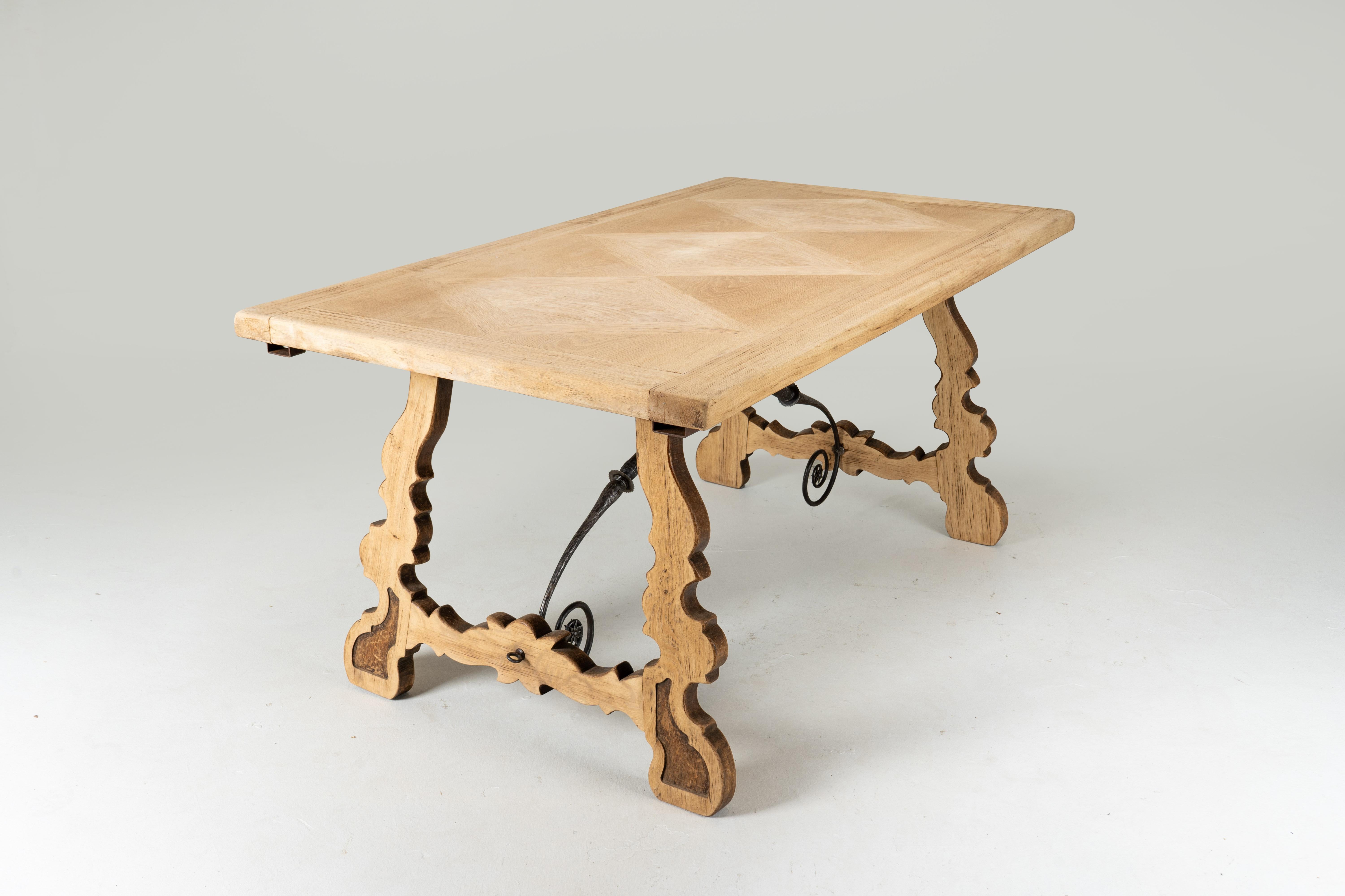 A Spanish Oak Wood Table with Two Leaf Extensions For Sale 2