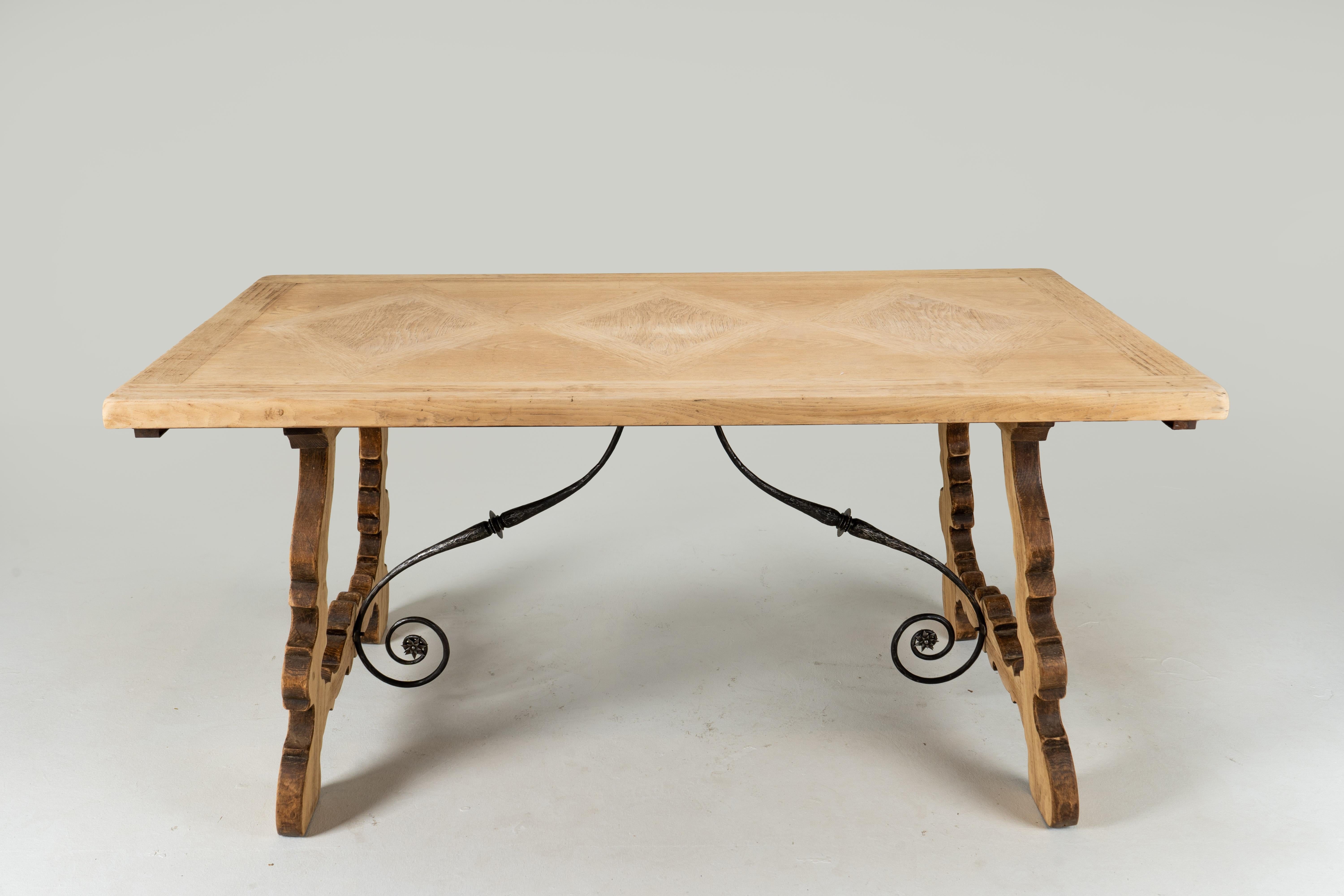 A Spanish Oak Wood Table with Two Leaf Extensions For Sale 3