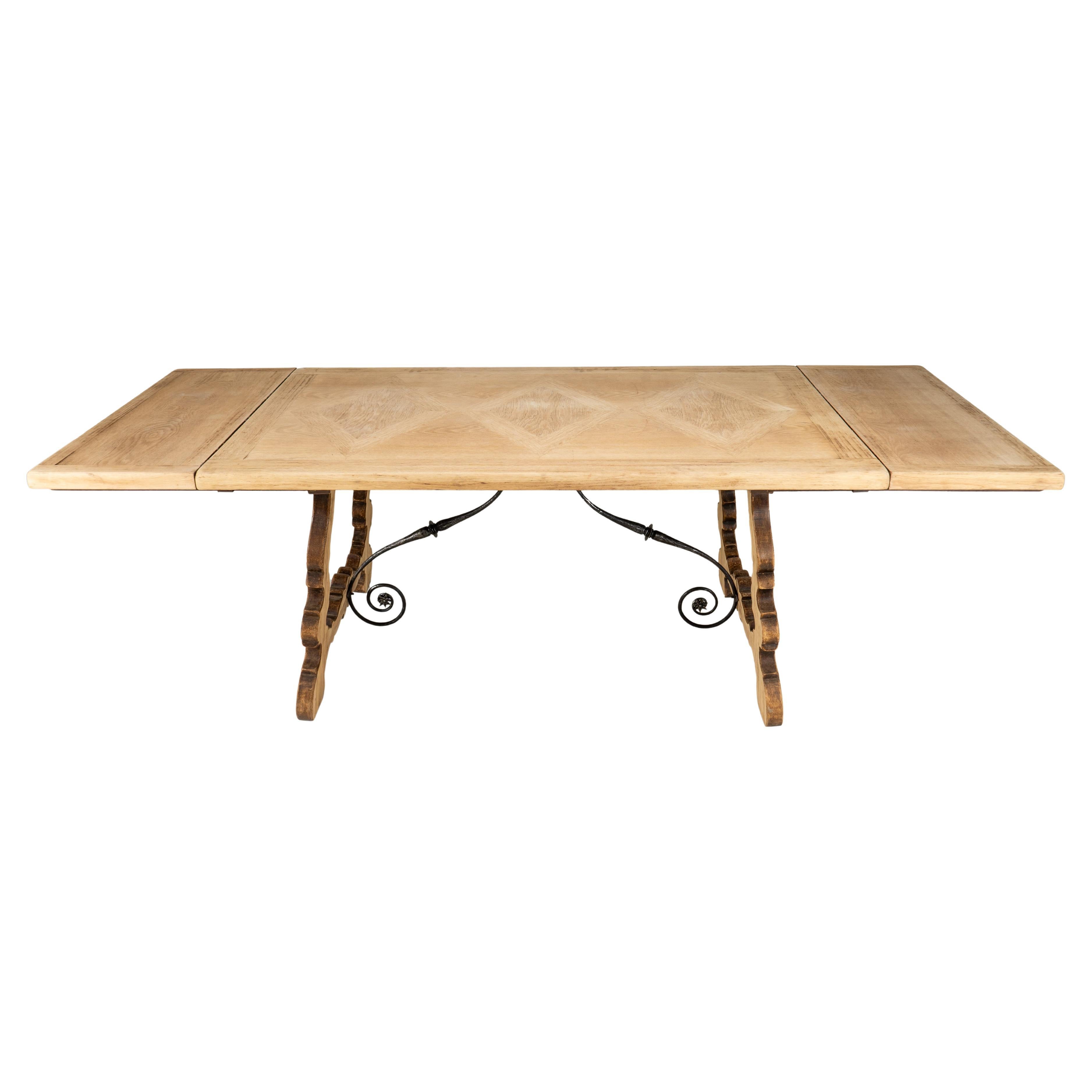 Table espagnole en bois de chêne avec deux rallonges à feuilles