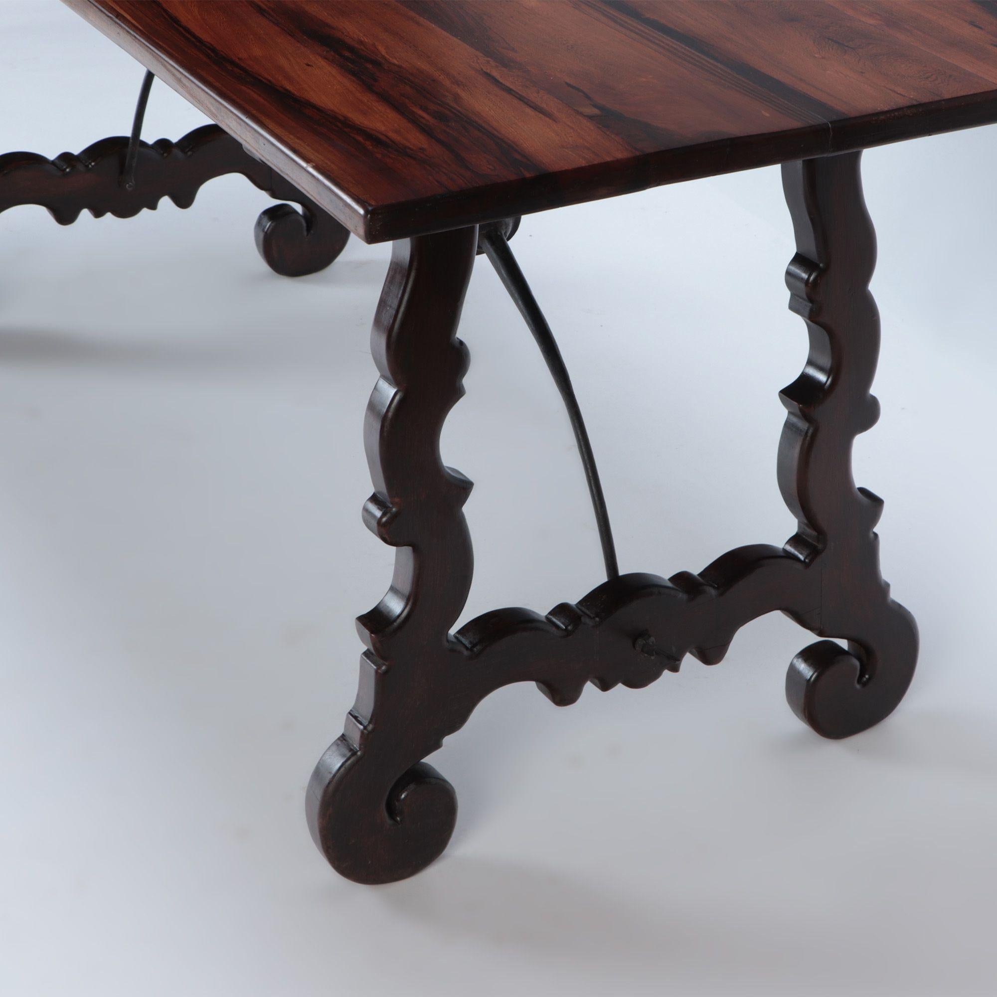 Mesa consola española de palisandro con camilla de hierro, hacia 1900 Español