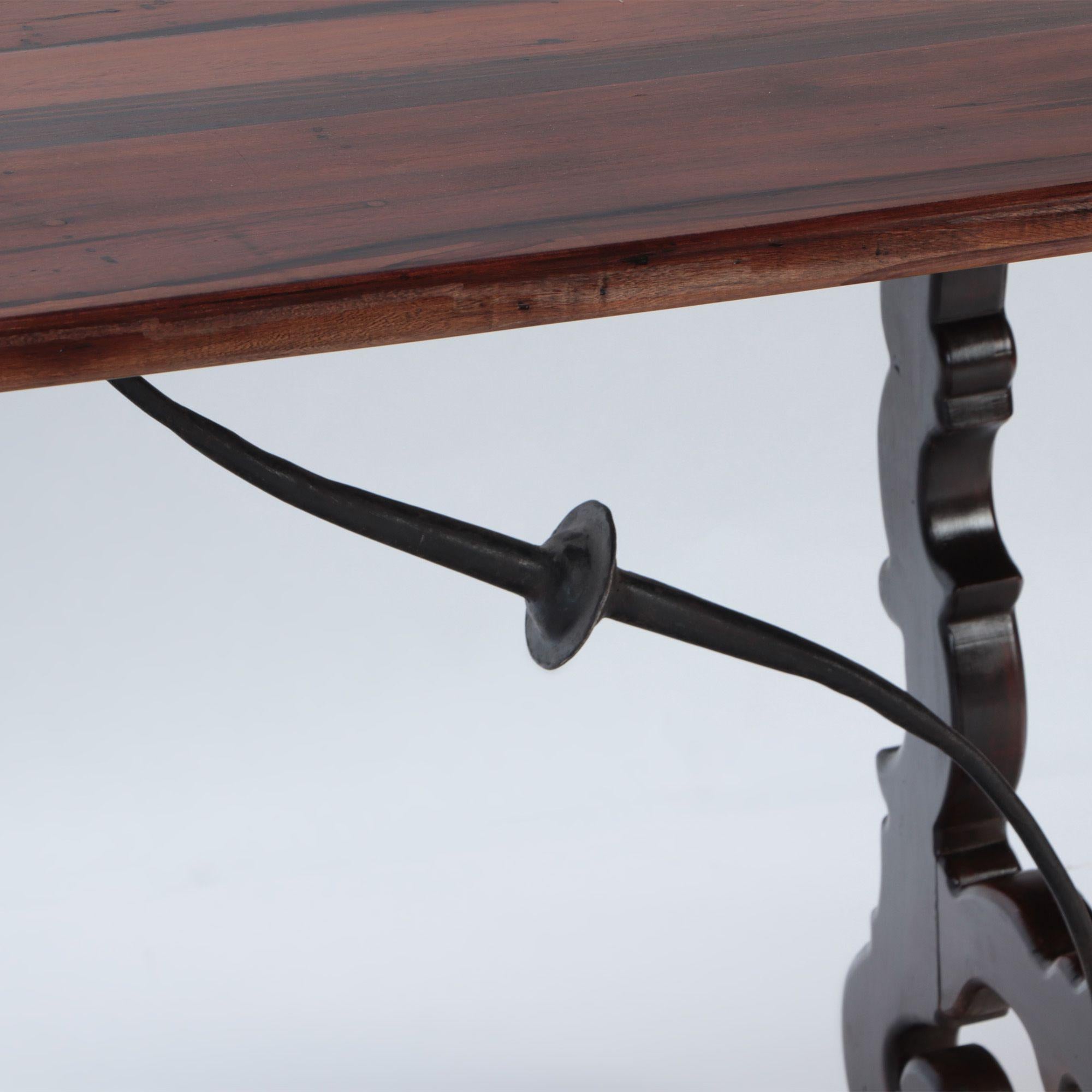 Mesa consola española de palisandro con camilla de hierro, hacia 1900 principios del siglo XX
