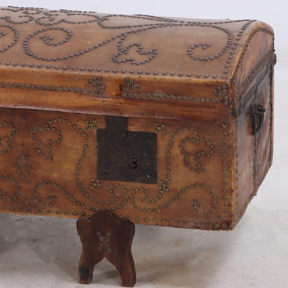 Baúl abombado español de cuero tachonado, C 1870. Español en venta