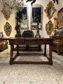 Table de réfectoire espagnole en noyer sculpté, XVIIIe siècle