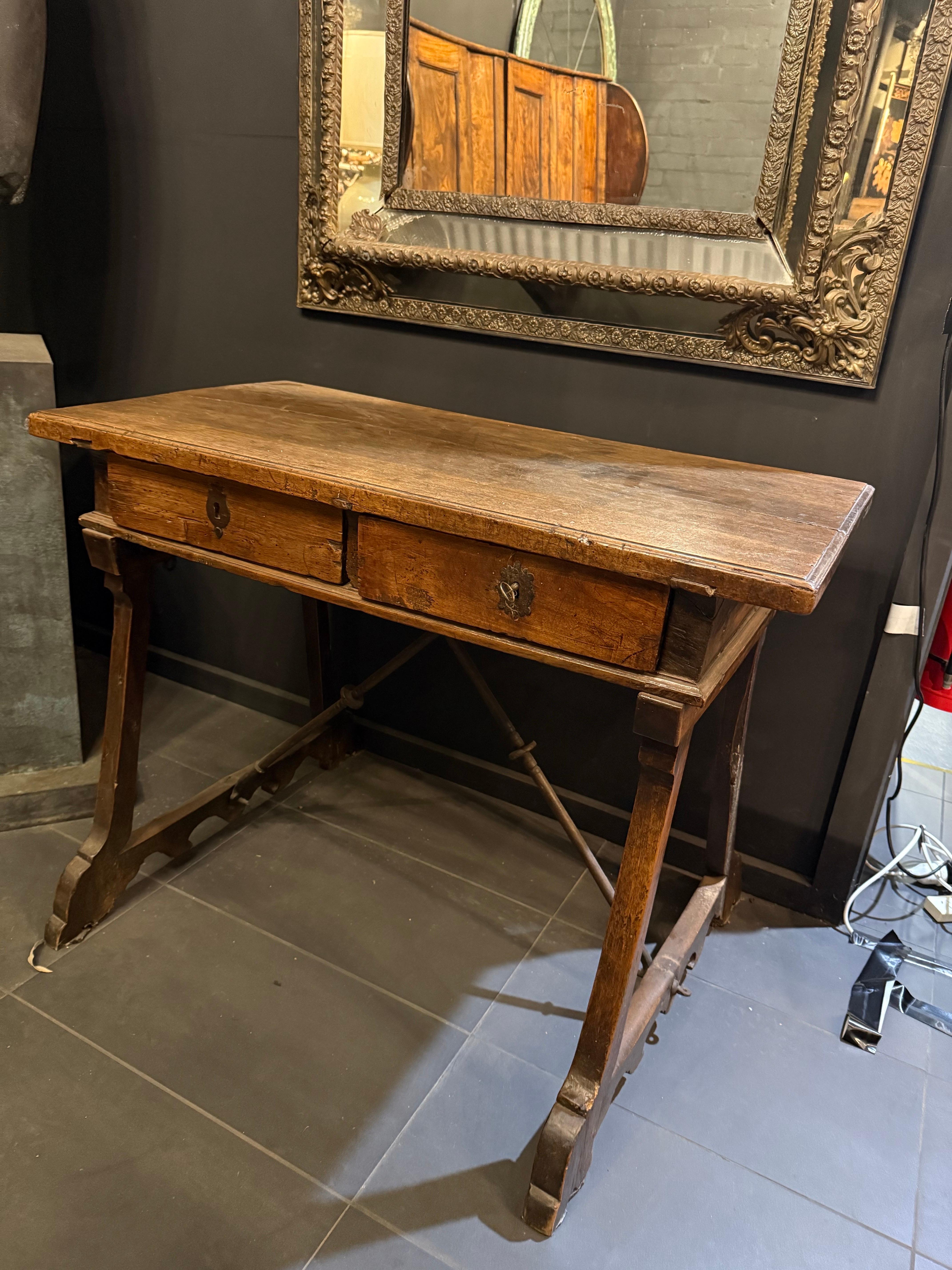 Tavolo a 2 cassetti con base Churesque in noce spagnolo e barella in ferro, XVIII secolo

Provenienza: Collezione privata del Wales and Wales.

Dimensioni:
Altezza: 80,5 cm.
Larghezza: 101,5 cm.
Profondità: 56,5 cm.