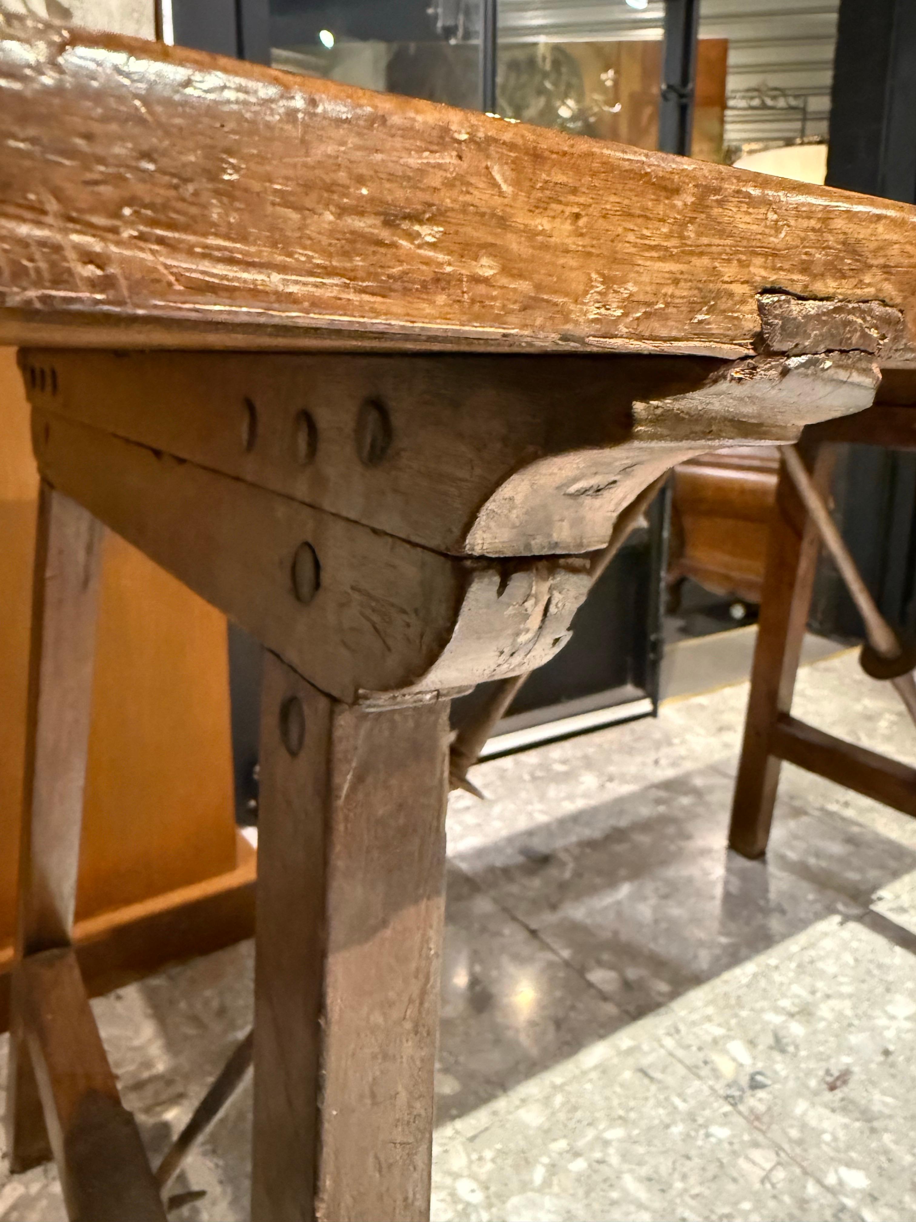 Beistelltisch aus spanischem Nussbaum, 18. Jahrhundert im Angebot 1