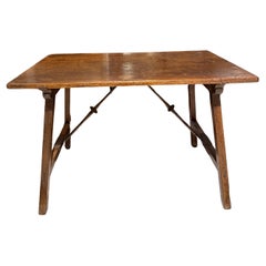 Mesa auxiliar española de nogal, Siglo XVIII