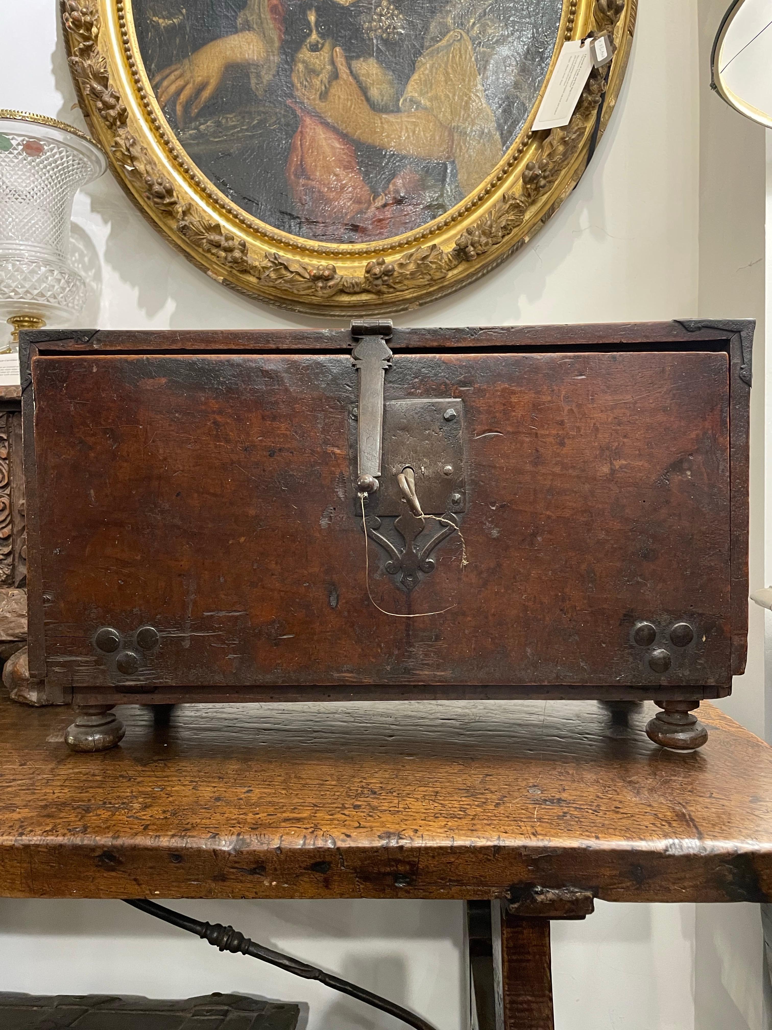 Vargueno spagnolo in legno di noce, XVIII secolo
                                                                                                  	   
Provenienza:  
Dalla collezione privata di Fernando Fernandez, Siviglia.

Descrizione:
Il