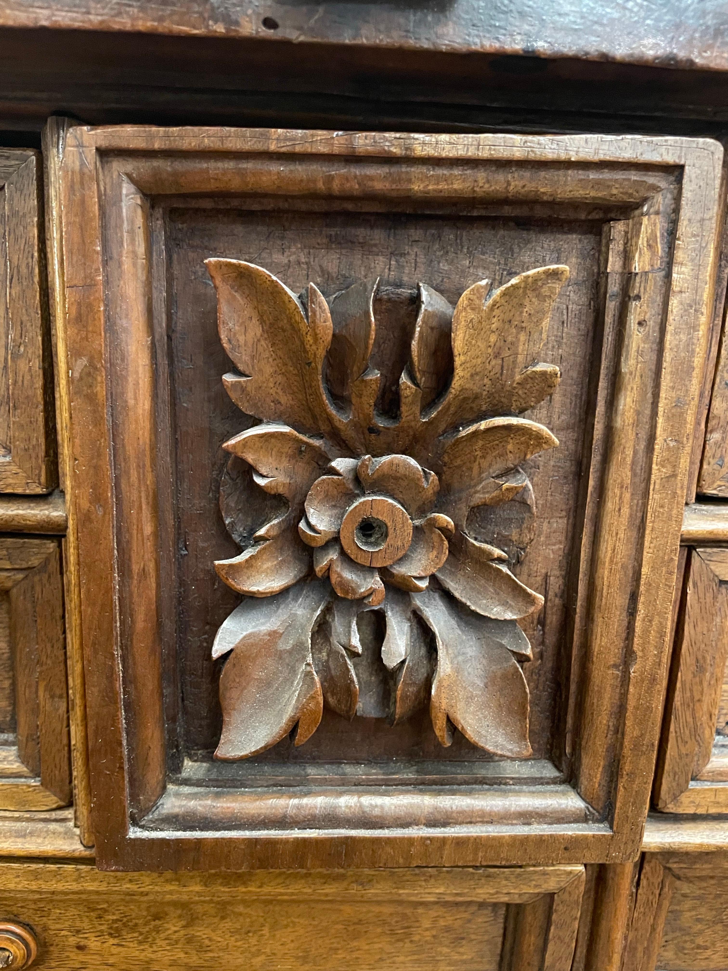 Spagnolo Vargueno spagnolo in legno di noce, XVIII secolo in vendita