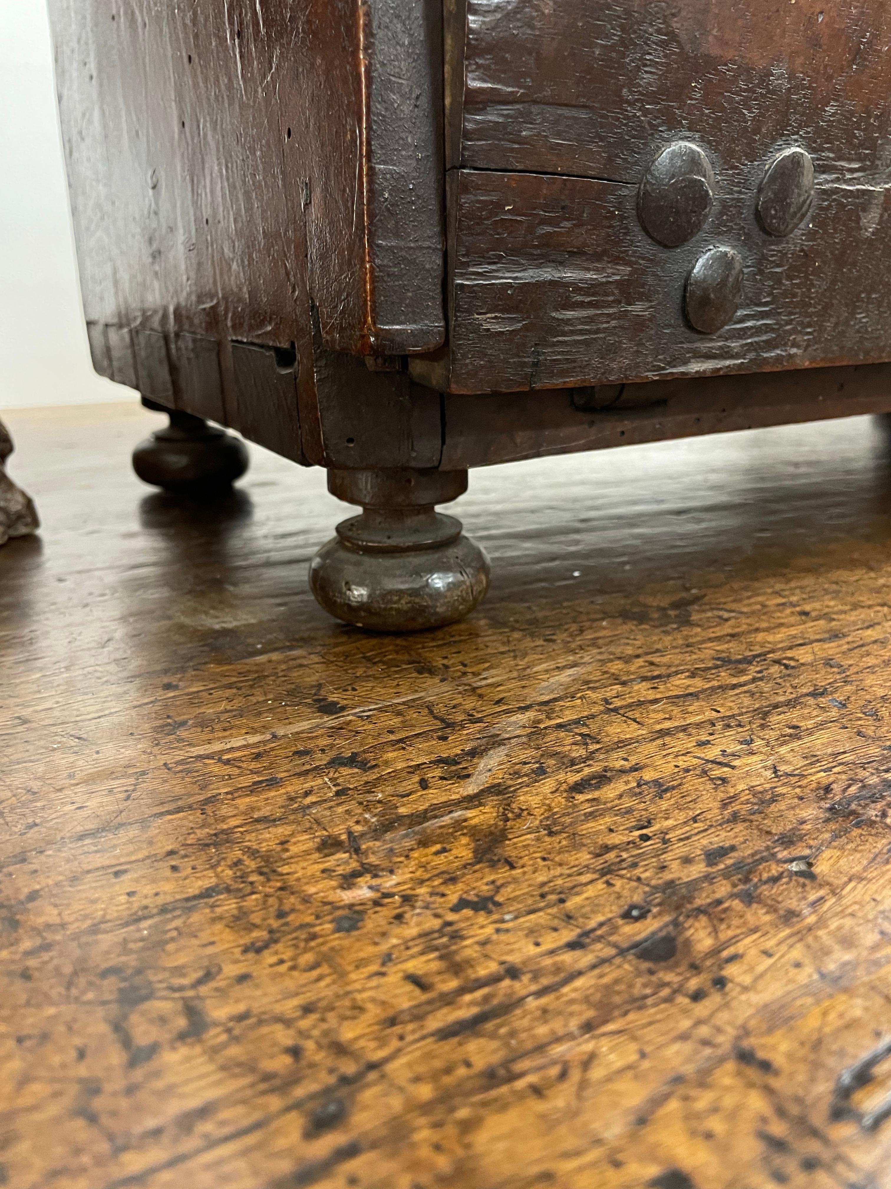 Fino al XVIII secolo Vargueno spagnolo in legno di noce, XVIII secolo in vendita