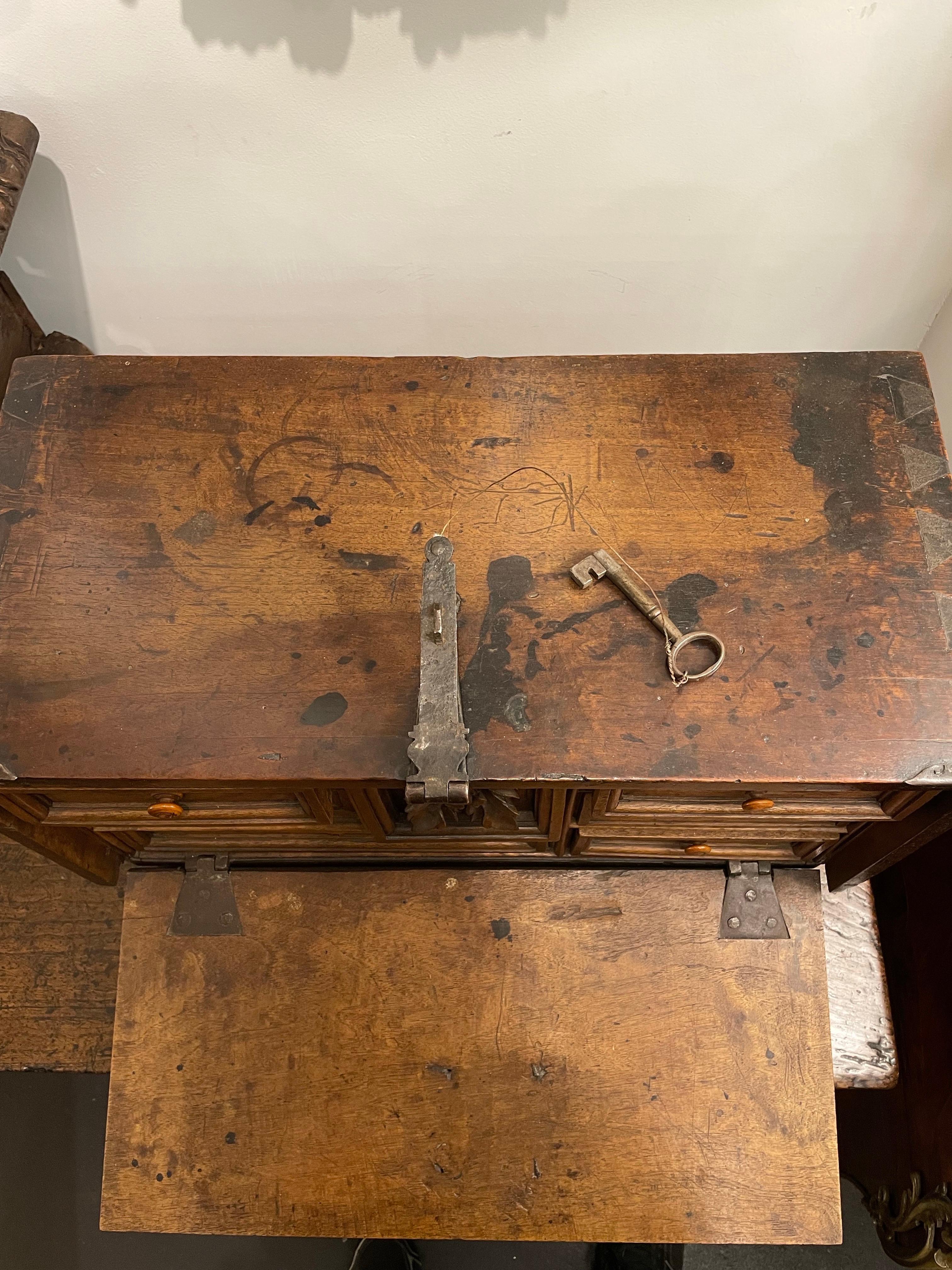 Noce Vargueno spagnolo in legno di noce, XVIII secolo in vendita