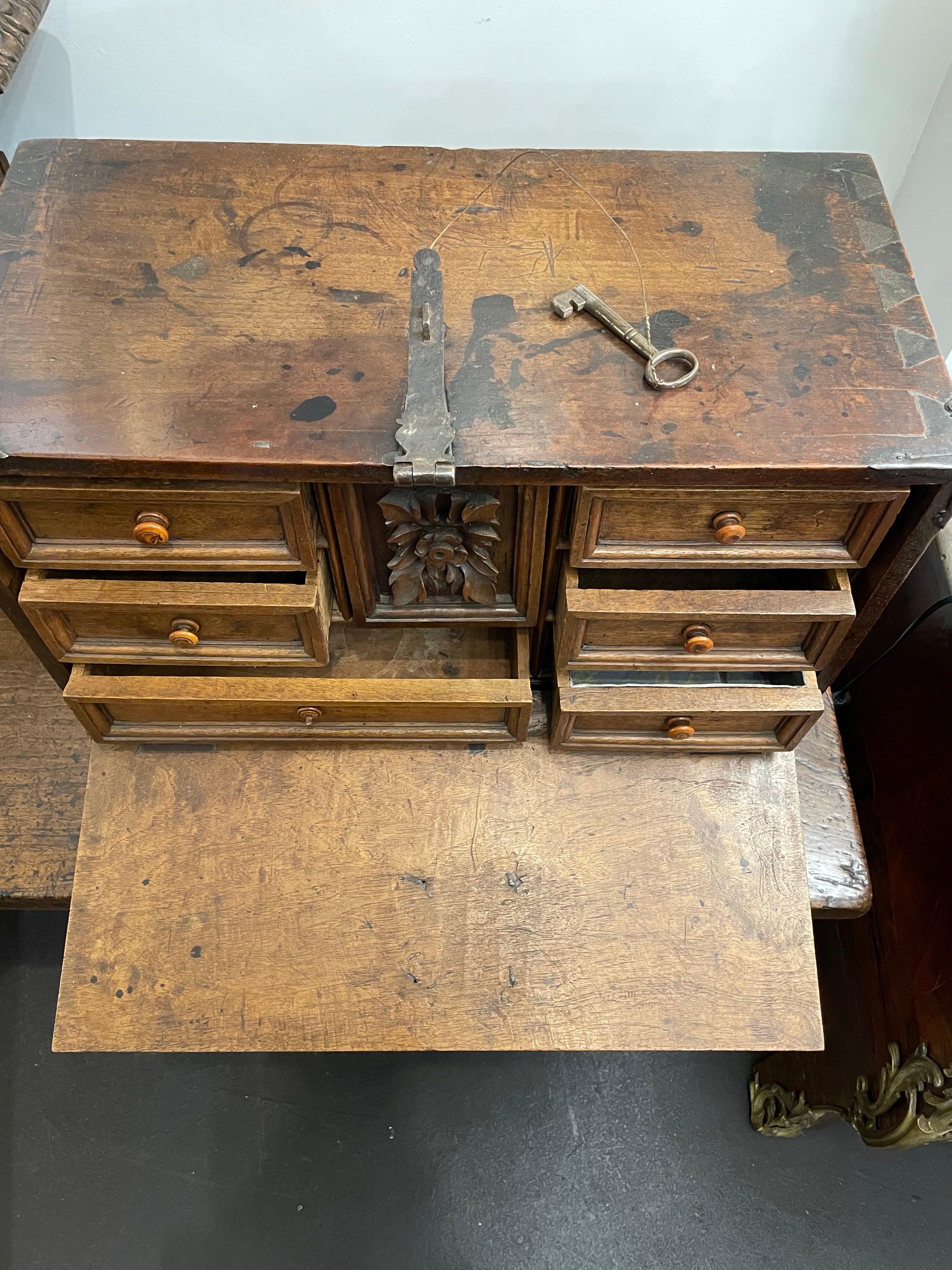 Vargueno spagnolo in legno di noce, XVIII secolo in vendita 1
