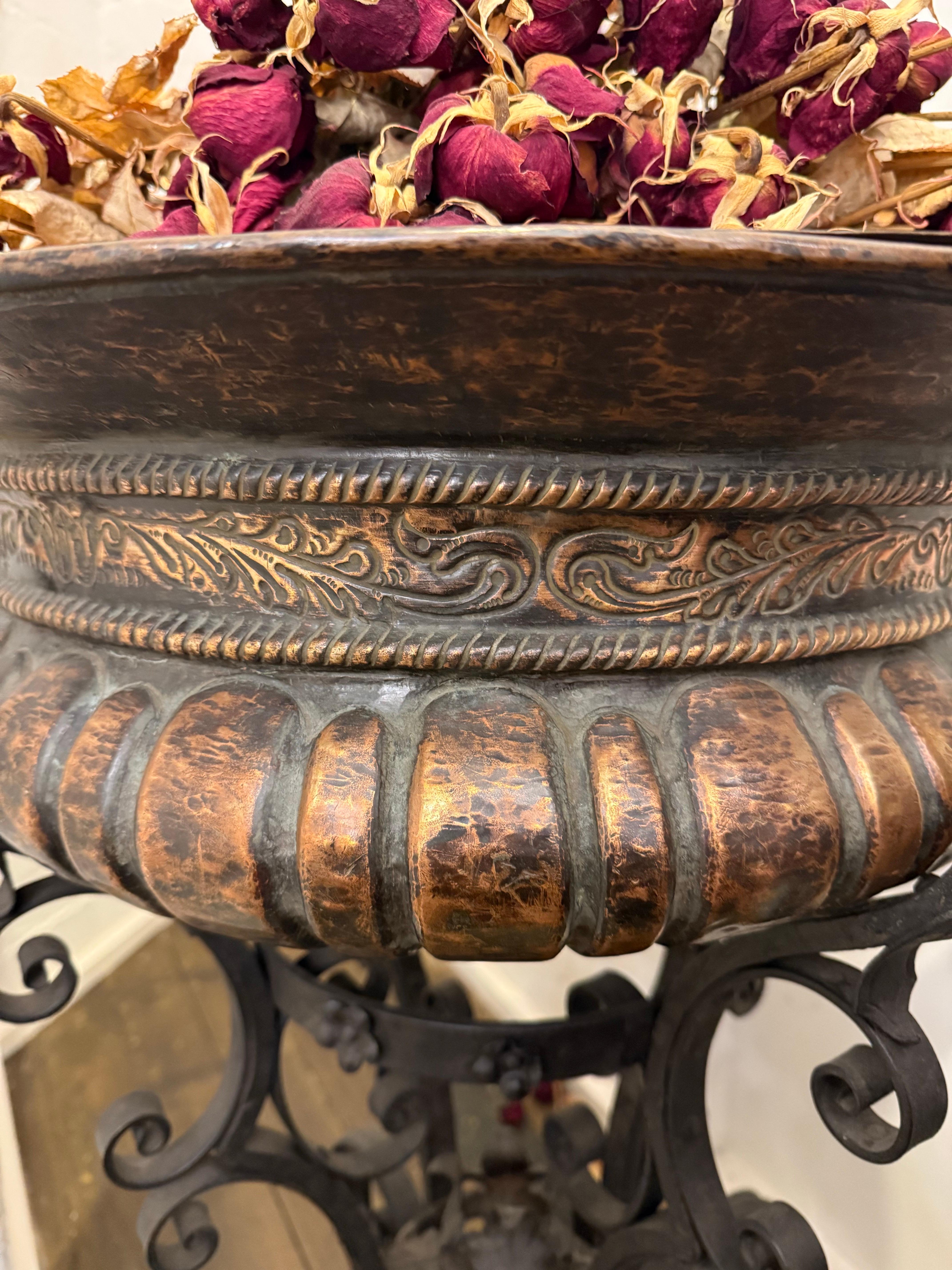 Eine spanische Jardinière aus Schmiedeeisen und Kupfer, 19. im Angebot 6