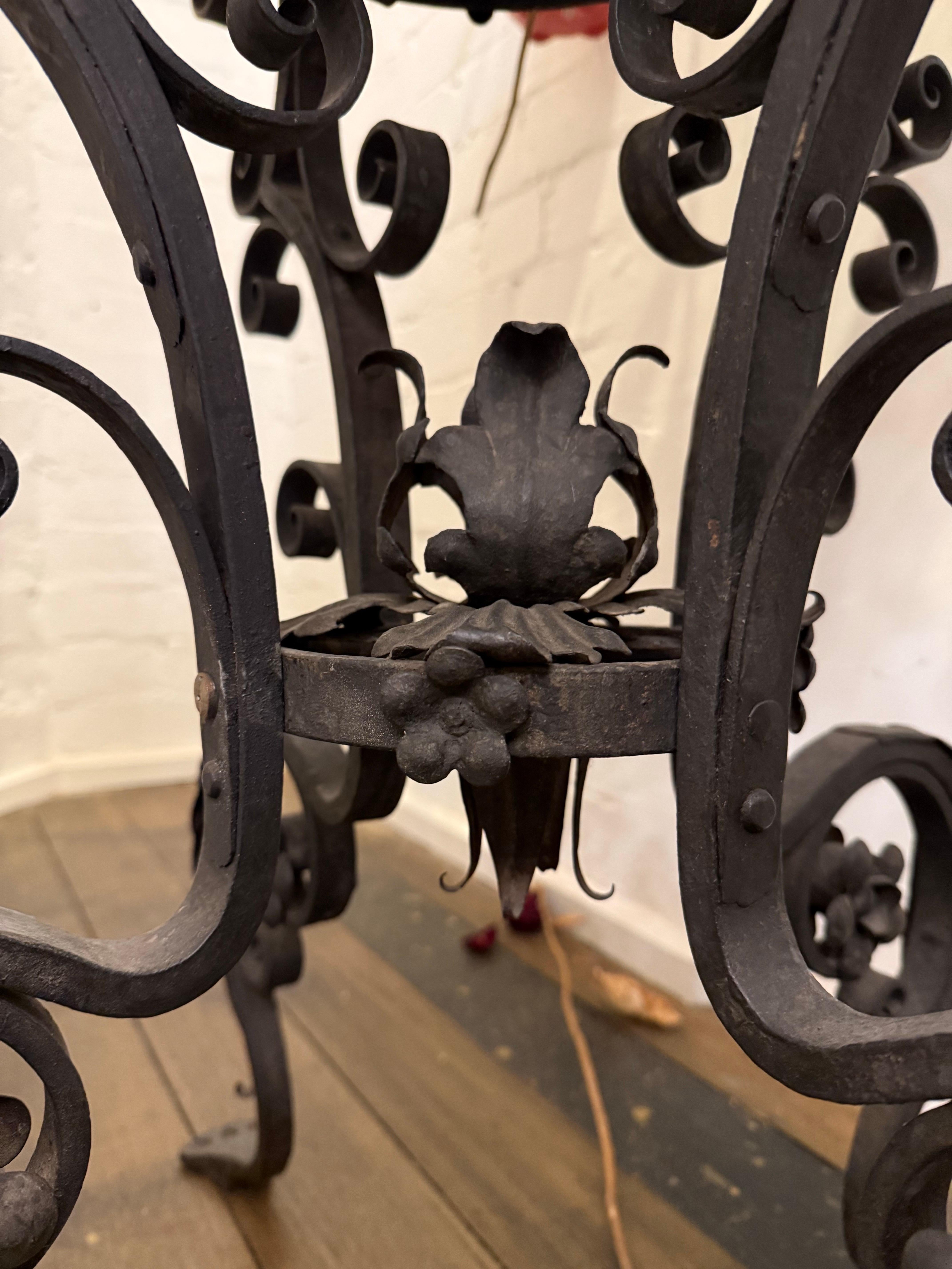 Eine spanische Jardinière aus Schmiedeeisen und Kupfer, 19.

Beschreibung: 
Die Schale der Jardinière in Form einer Tazza aus gadroniertem Kupfer mit einem Hals aus geprägten Akanthusblättern zwischen Seilen, der sich zu einem umgedrehten Rand