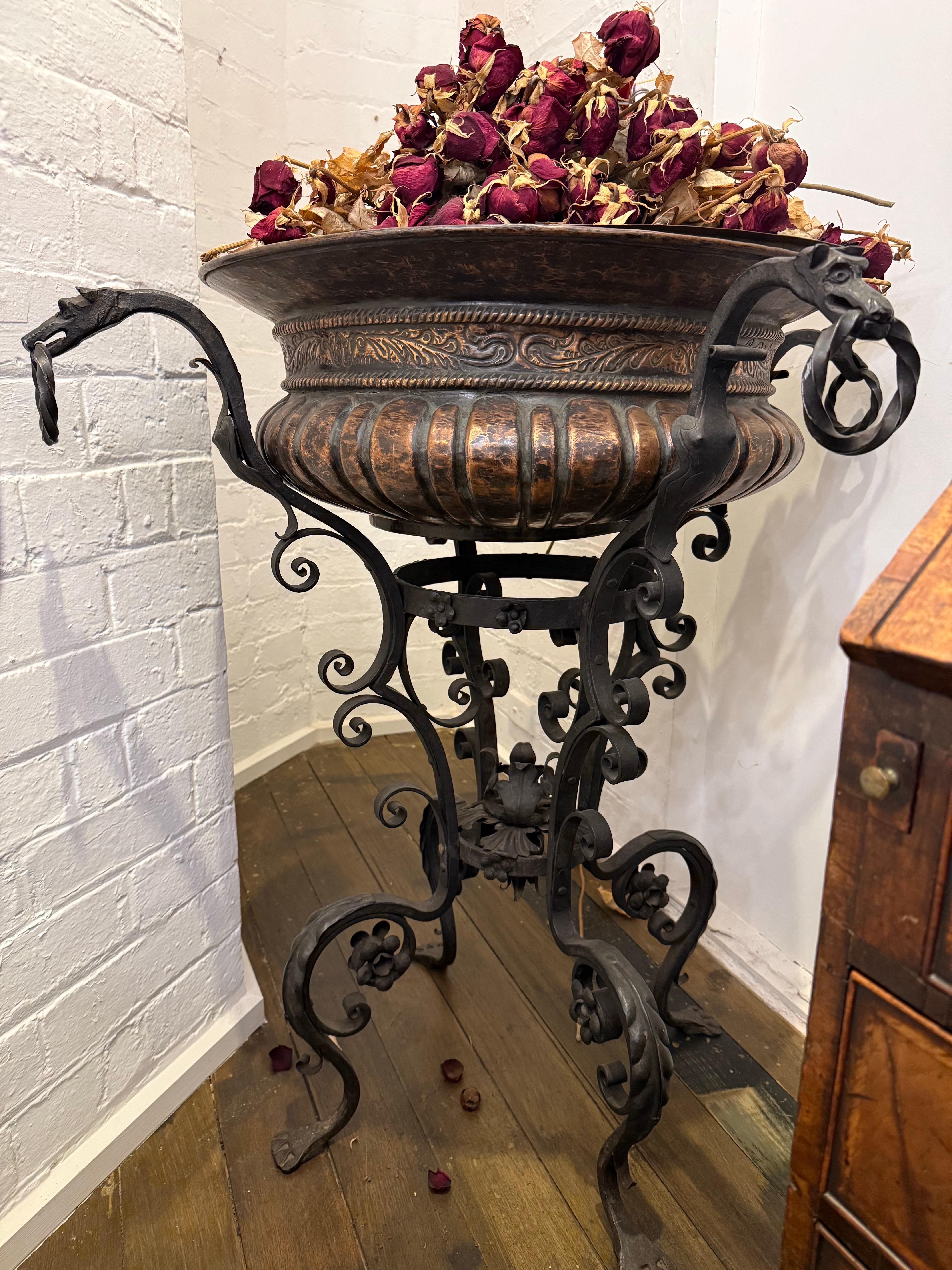 Eine spanische Jardinière aus Schmiedeeisen und Kupfer, 19. im Zustand „Gut“ im Angebot in ARMADALE, VIC