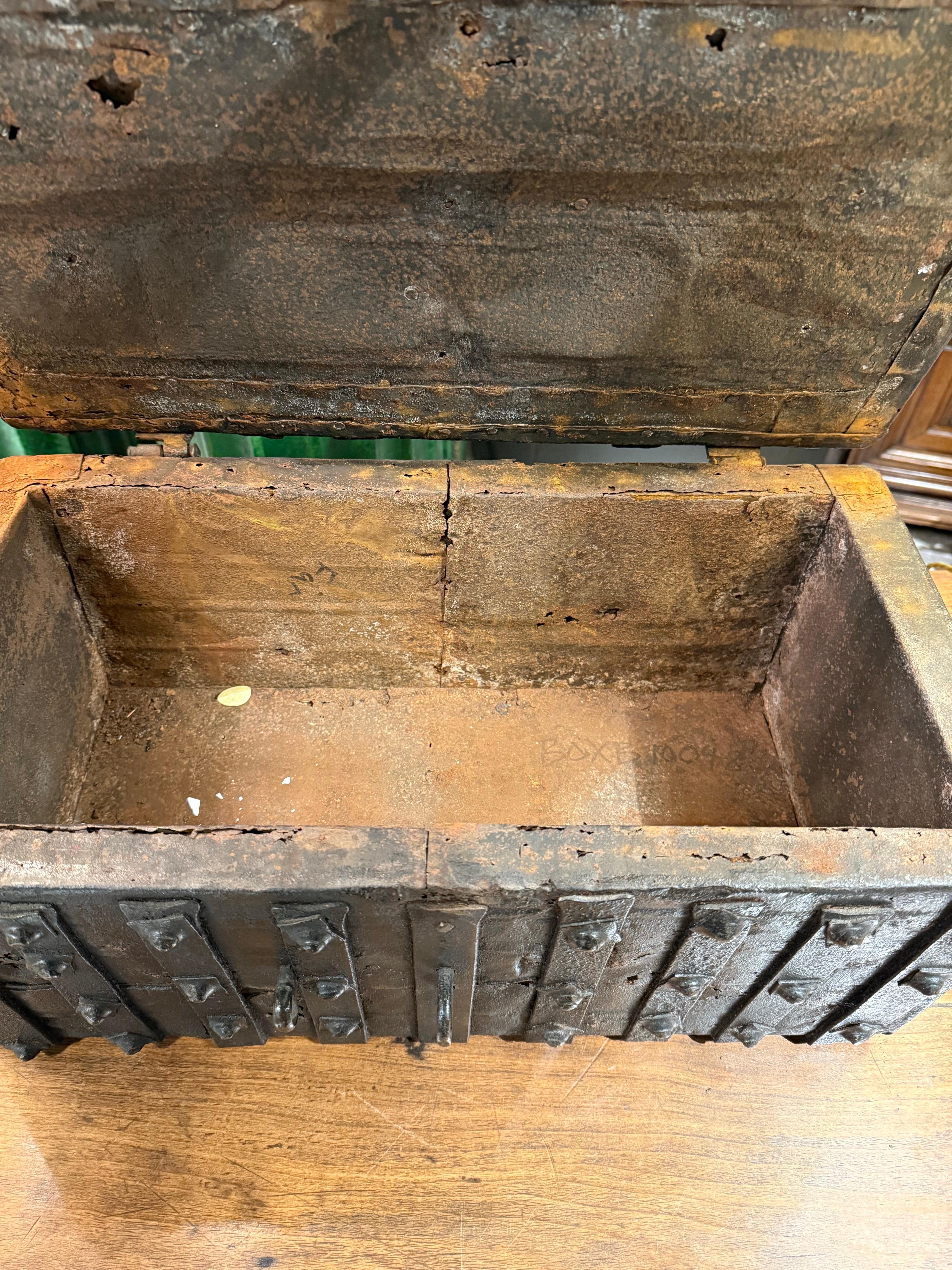 Cassapanca d'archivio spagnola in ferro battuto, XVIII secolo In condizioni buone in vendita a ARMADALE, VIC