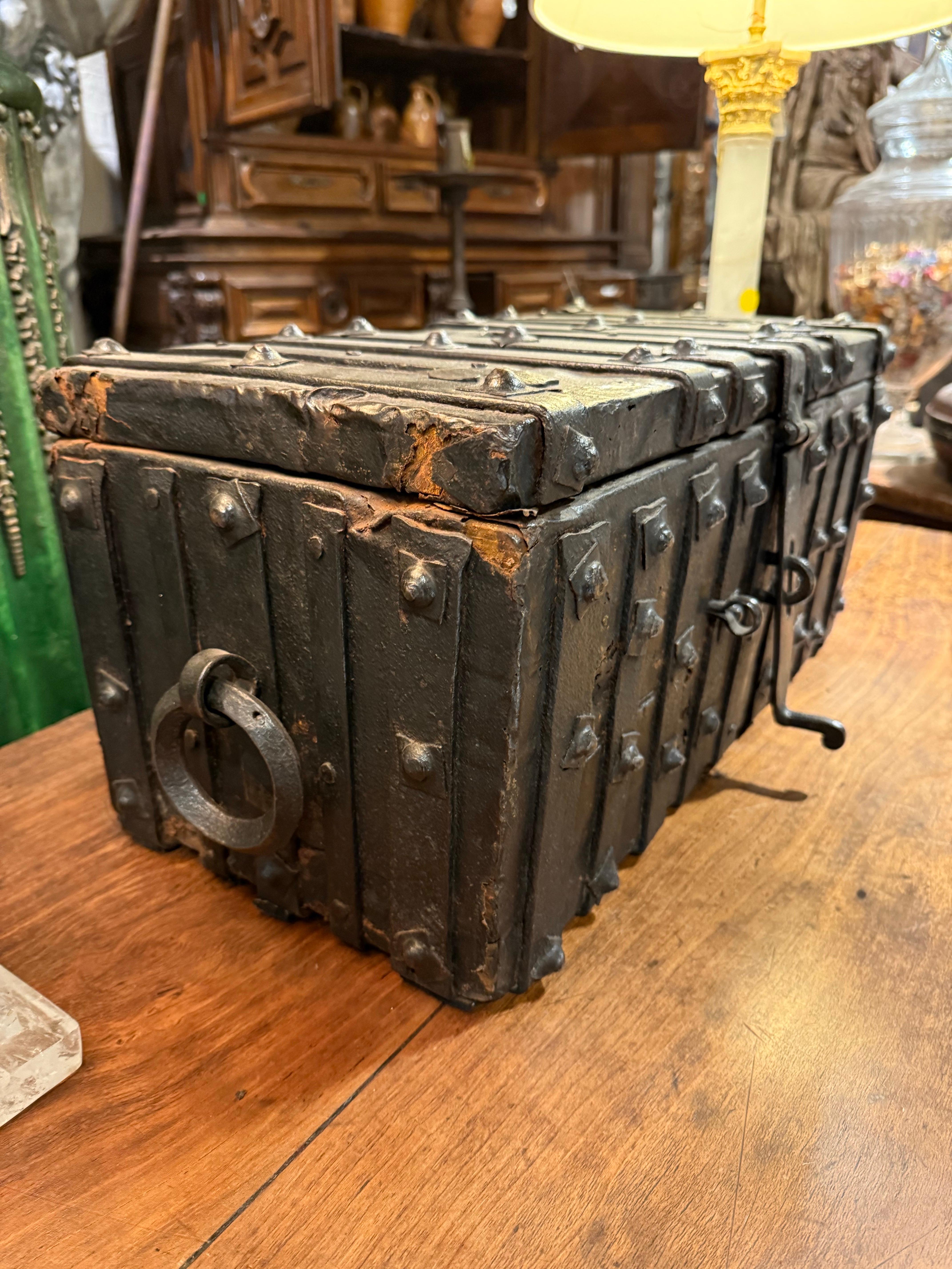 Ferro battuto Cassapanca d'archivio spagnola in ferro battuto, XVIII secolo in vendita