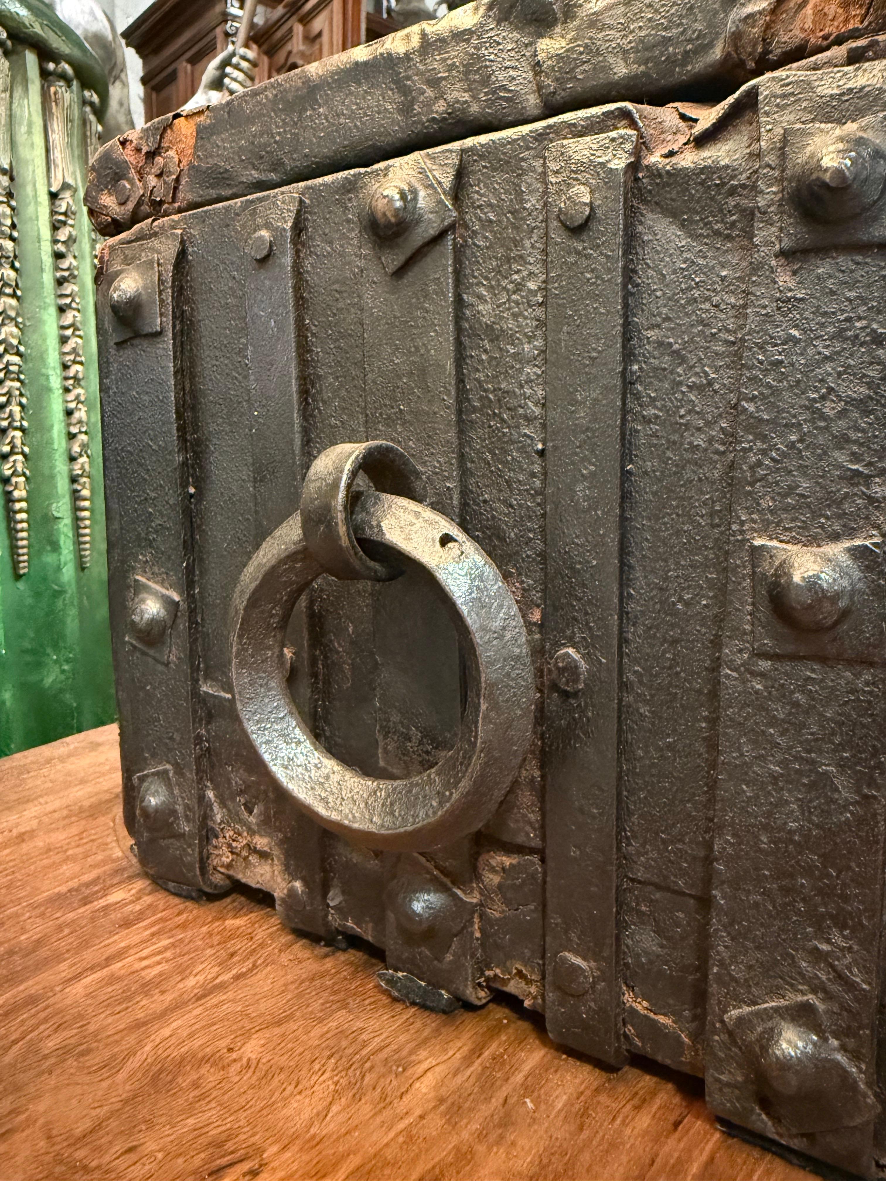 Cassapanca d'archivio spagnola in ferro battuto, XVIII secolo in vendita 1