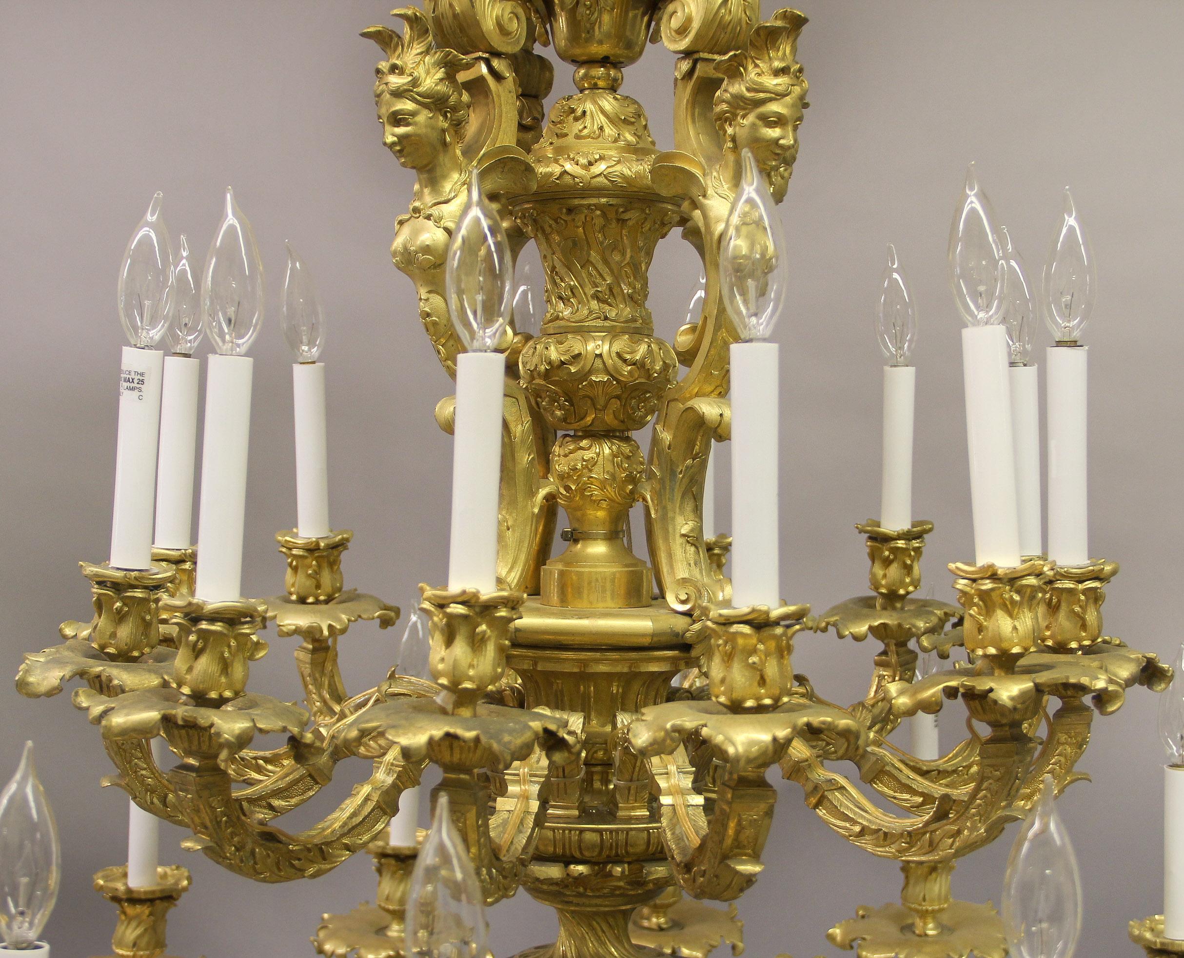 Spektakulärer und palastartiger Kronleuchter mit vierundzwanzig Leuchten aus vergoldeter Bronze aus dem 19. Jahrhundert (Vergoldet) im Angebot