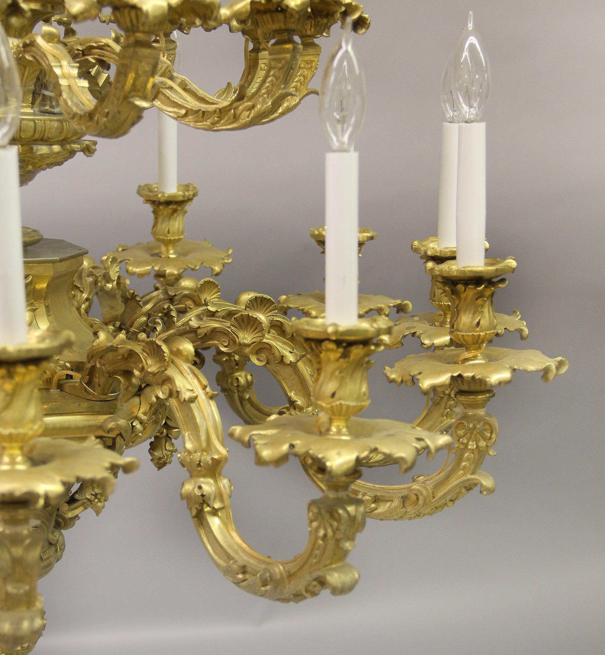 Spektakulärer und palastartiger Kronleuchter mit vierundzwanzig Leuchten aus vergoldeter Bronze aus dem 19. Jahrhundert im Angebot 1