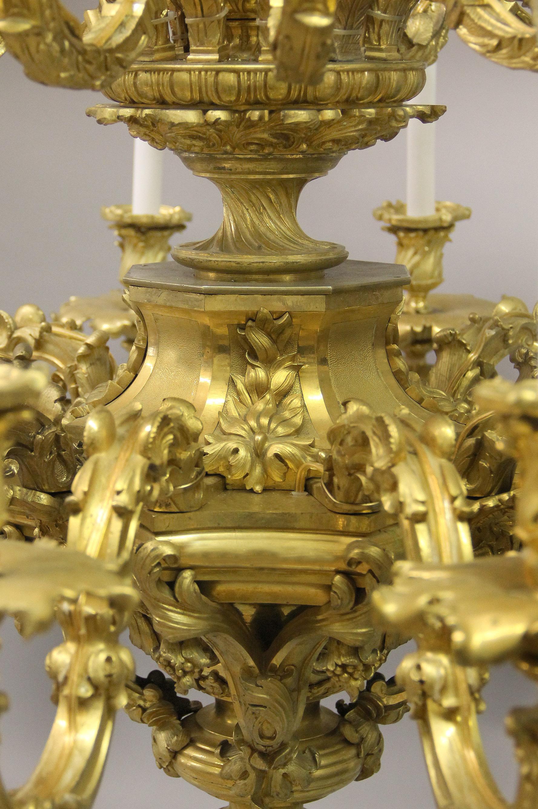 Spektakulärer und palastartiger Kronleuchter mit vierundzwanzig Leuchten aus vergoldeter Bronze aus dem 19. Jahrhundert im Angebot 2