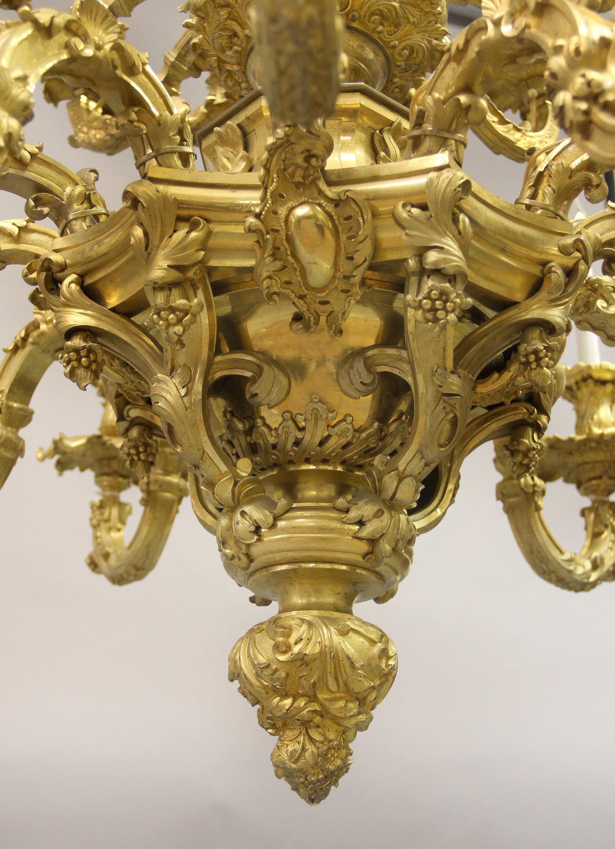 Spektakulärer und palastartiger Kronleuchter mit vierundzwanzig Leuchten aus vergoldeter Bronze aus dem 19. Jahrhundert im Angebot 3
