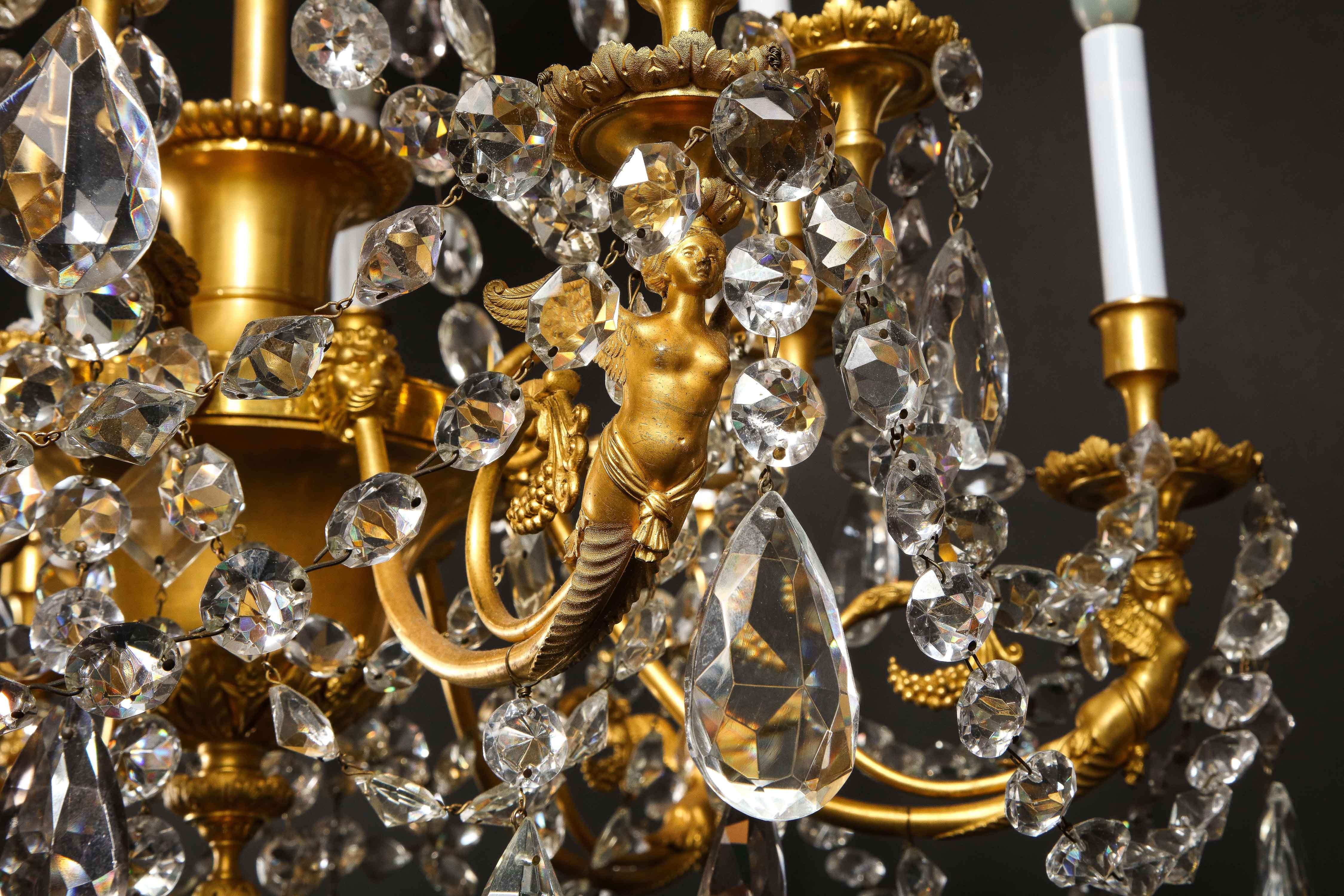 Spektakulärer antiker französischer Kronleuchter aus vergoldeter Bronze und Kristall im Louis-XVI.-Stil  im Angebot 3