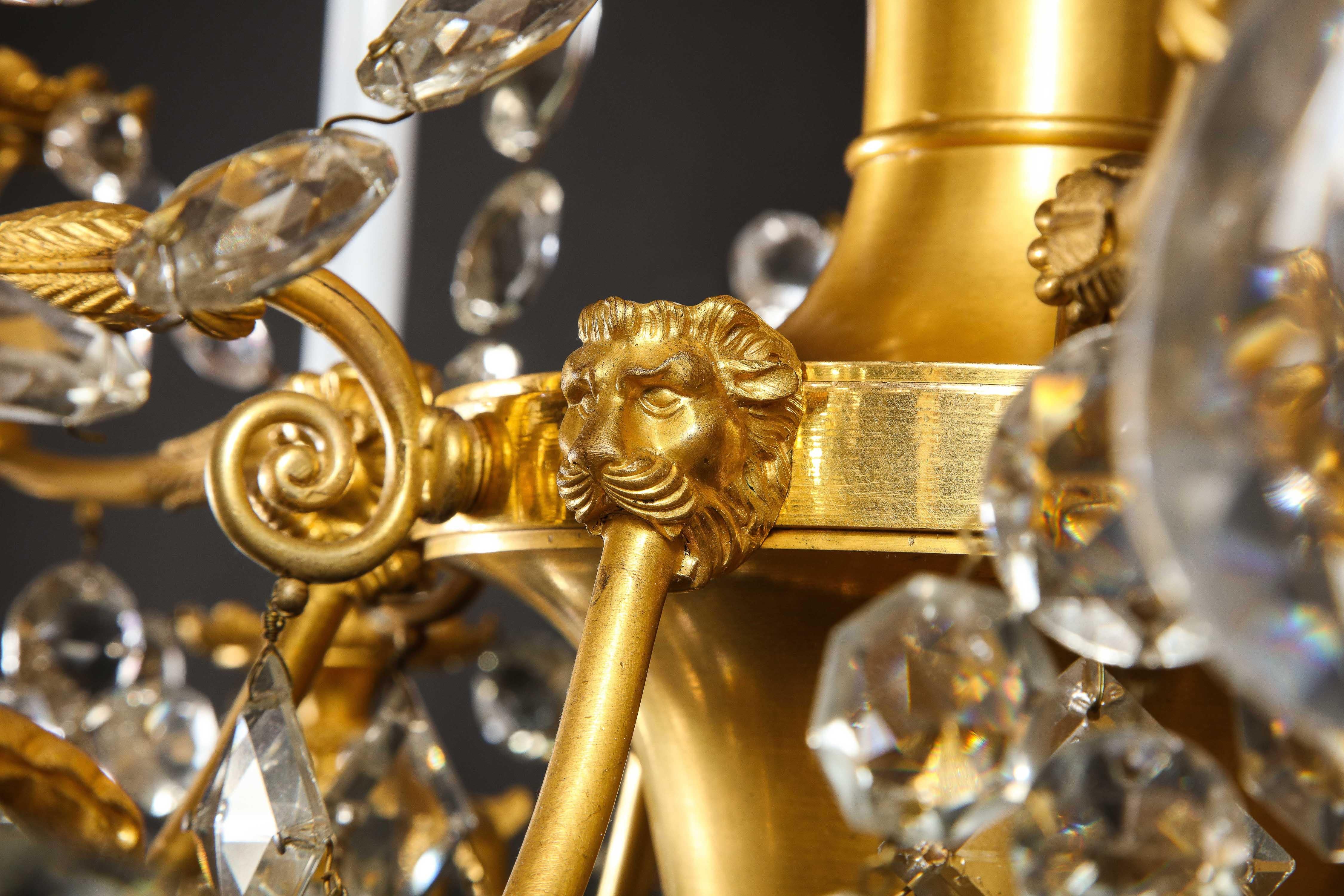 Spektakulärer antiker französischer Kronleuchter aus vergoldeter Bronze und Kristall im Louis-XVI.-Stil  im Angebot 4