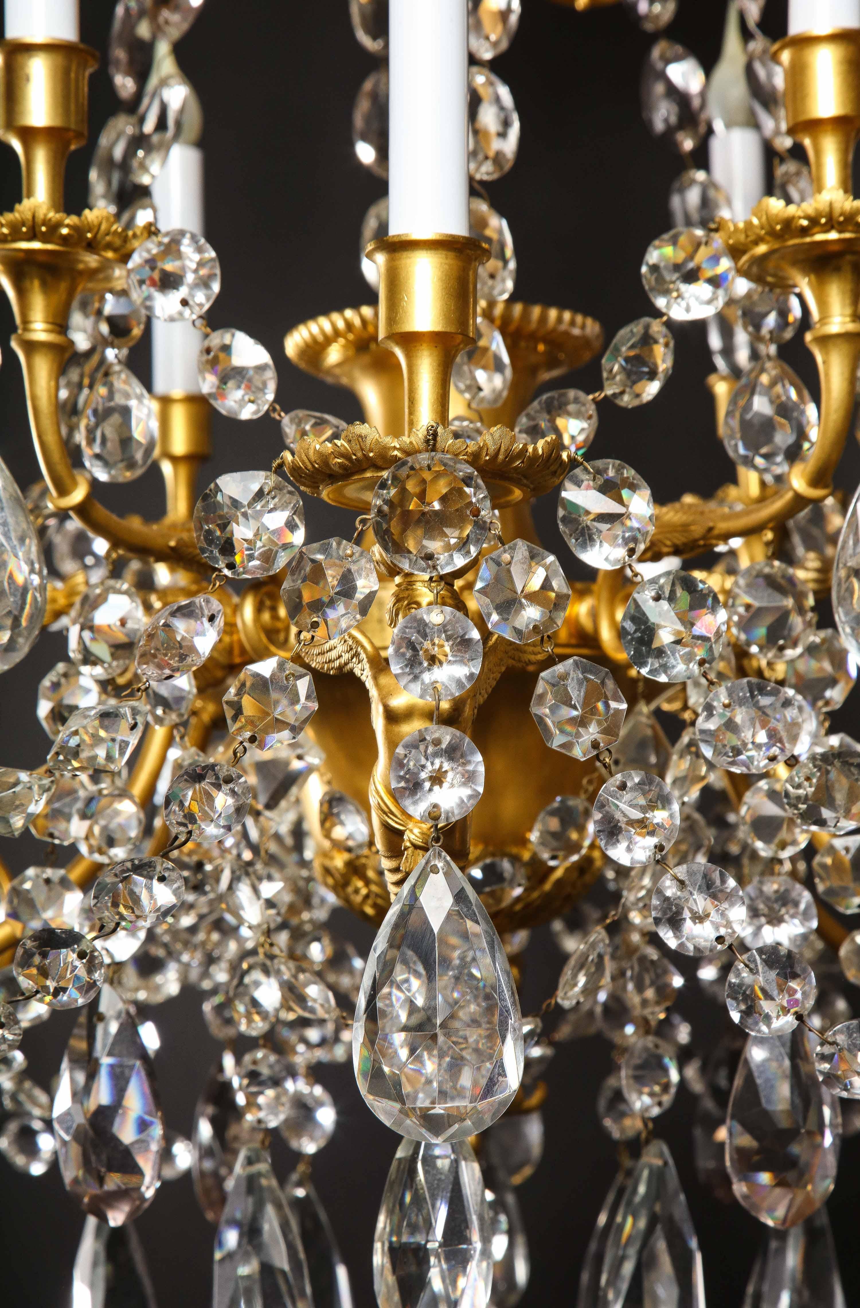 Spektakulärer antiker französischer Kronleuchter aus vergoldeter Bronze und Kristall im Louis-XVI.-Stil  im Angebot 5