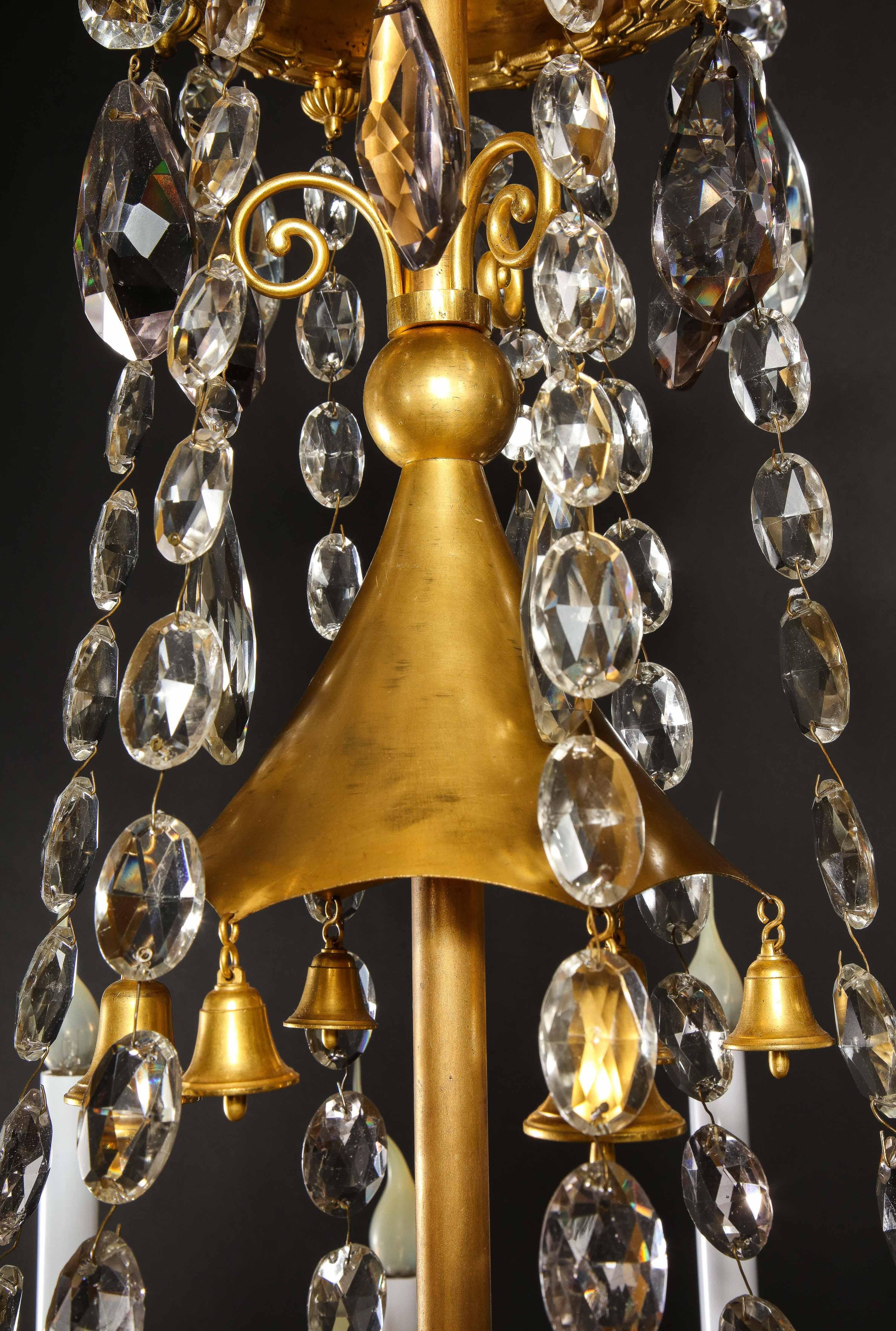 Spektakulärer antiker französischer Kronleuchter aus vergoldeter Bronze und Kristall im Louis-XVI.-Stil  im Angebot 9