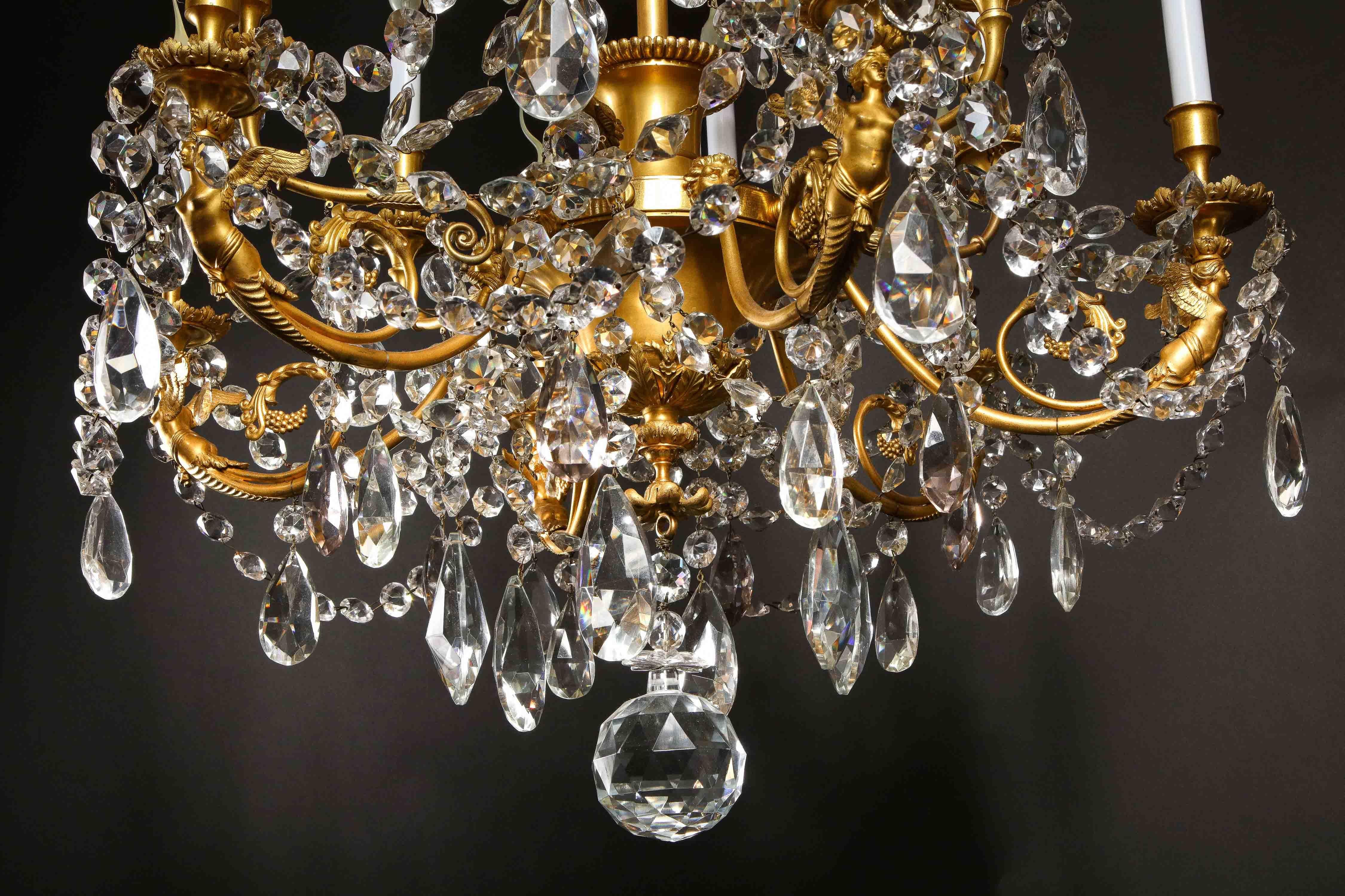 Spektakulärer antiker französischer Kronleuchter aus vergoldeter Bronze und Kristall im Louis-XVI.-Stil  im Angebot 10