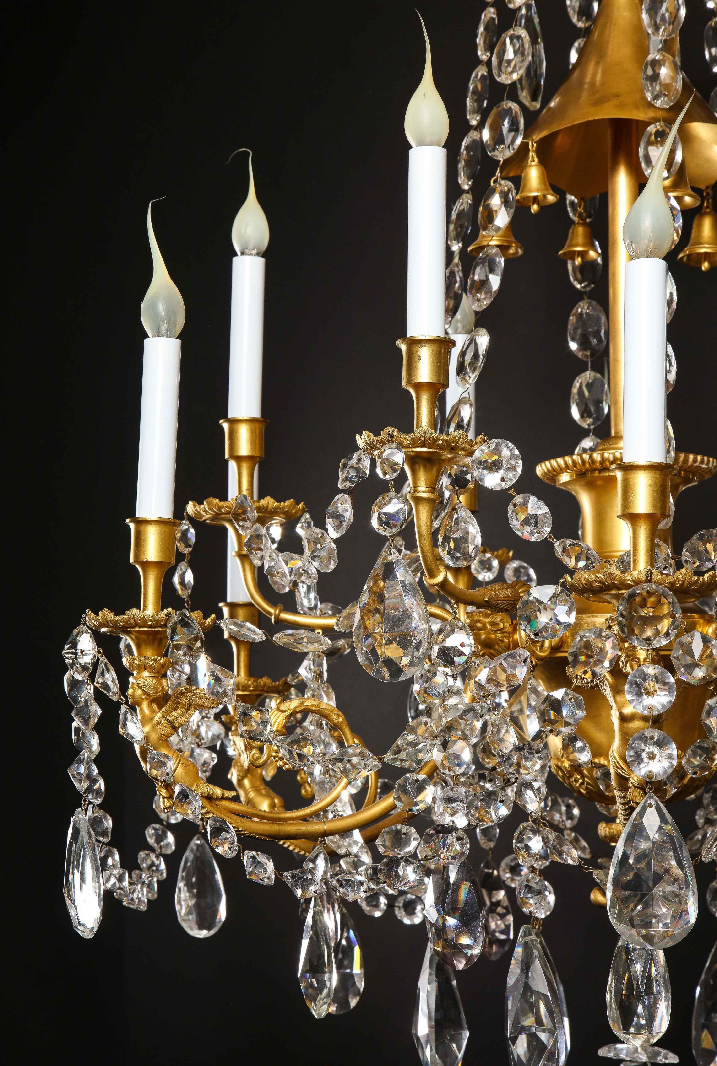 Spektakulärer antiker französischer Kronleuchter aus vergoldeter Bronze und Kristall im Louis-XVI.-Stil  im Angebot 1