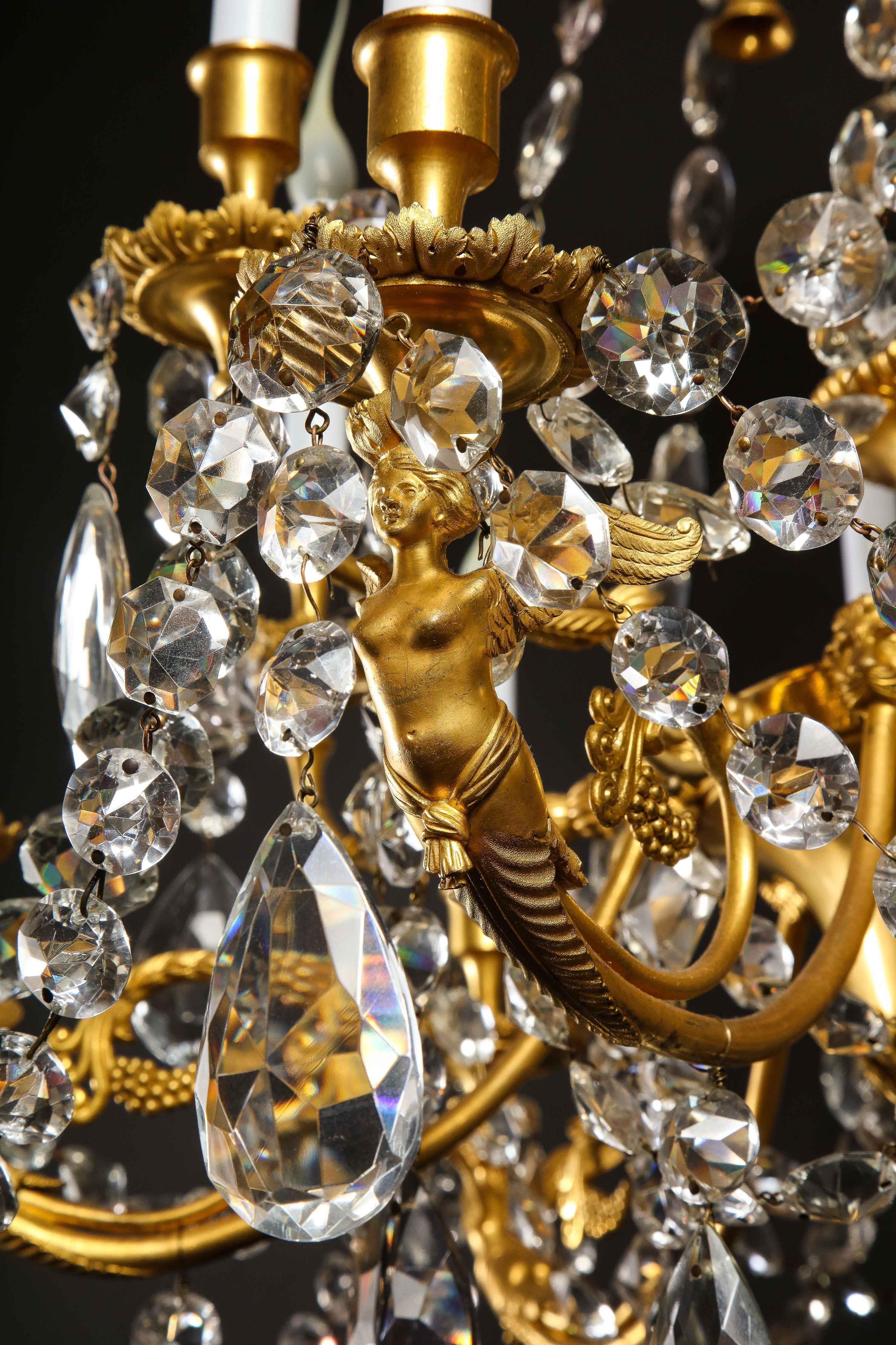 Spektakulärer antiker französischer Kronleuchter aus vergoldeter Bronze und Kristall im Louis-XVI.-Stil  im Angebot 2
