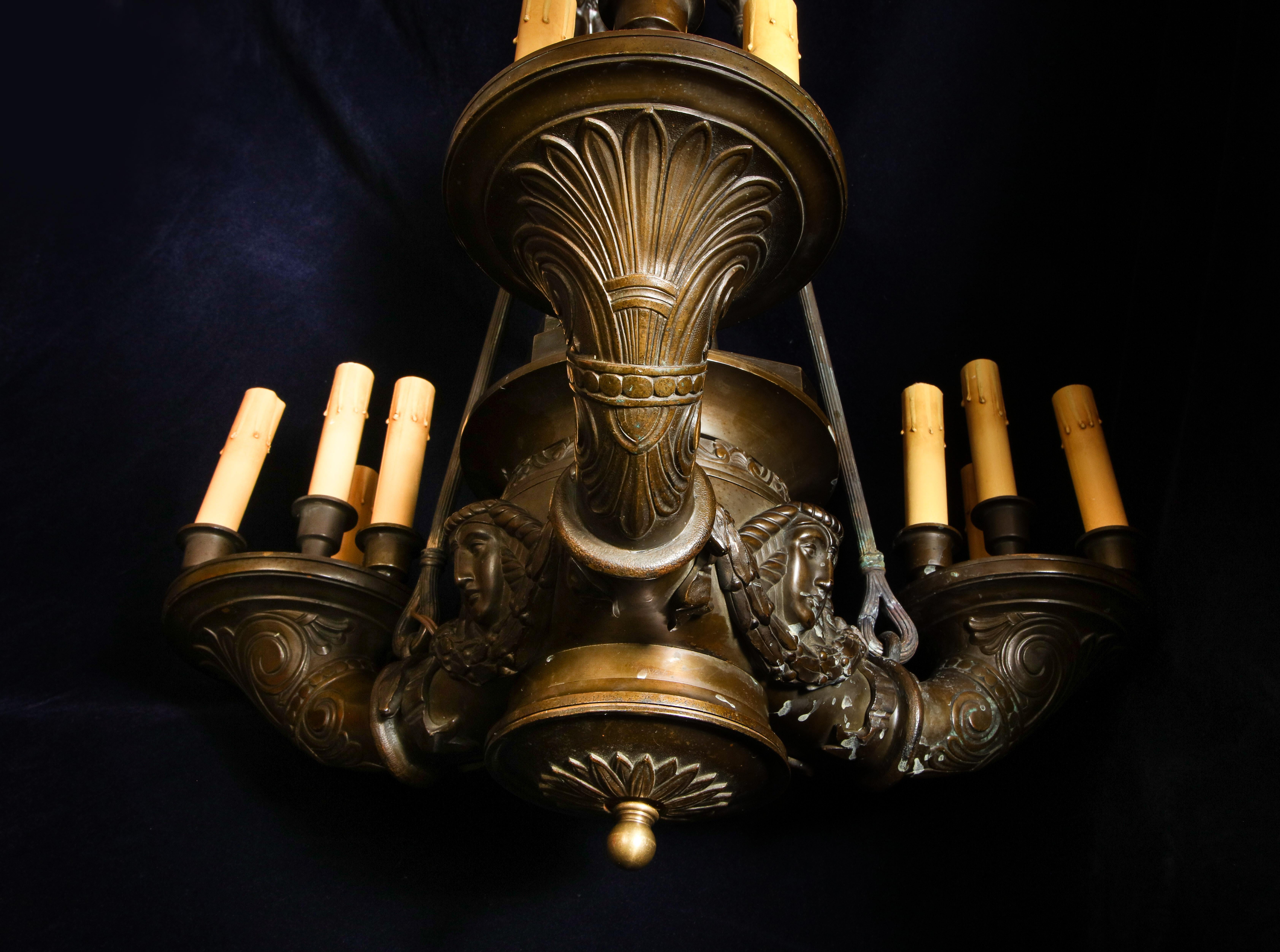 Spektakulärer antiker italienischer neoklassizistischer figuraler Kronleuchter aus patinierter Bronze im Angebot 3