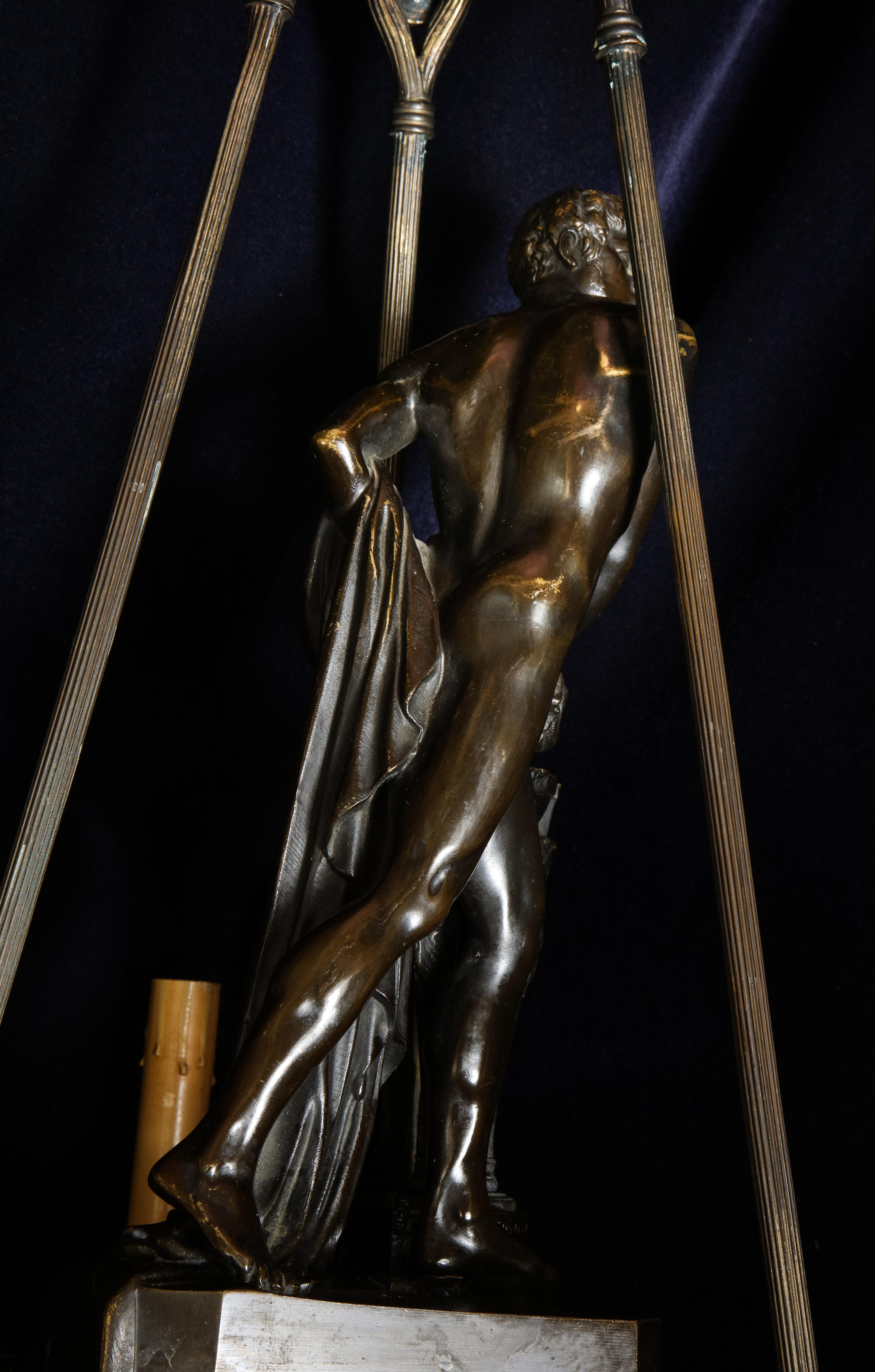 Spektakulärer antiker italienischer neoklassizistischer figuraler Kronleuchter aus patinierter Bronze im Angebot 5
