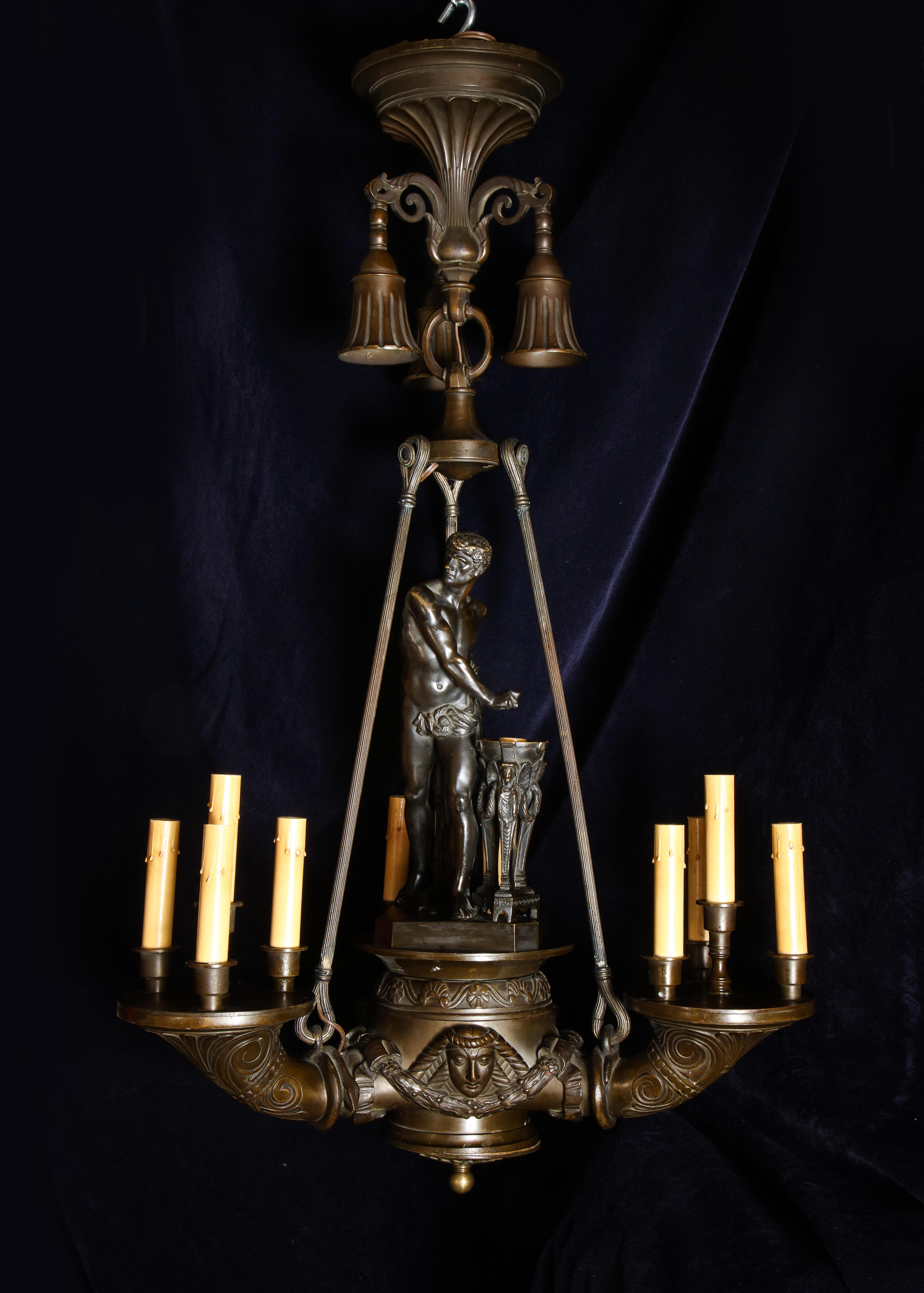 Spektakulärer antiker italienischer neoklassizistischer figuraler Kronleuchter aus patinierter Bronze (Neoklassisch) im Angebot