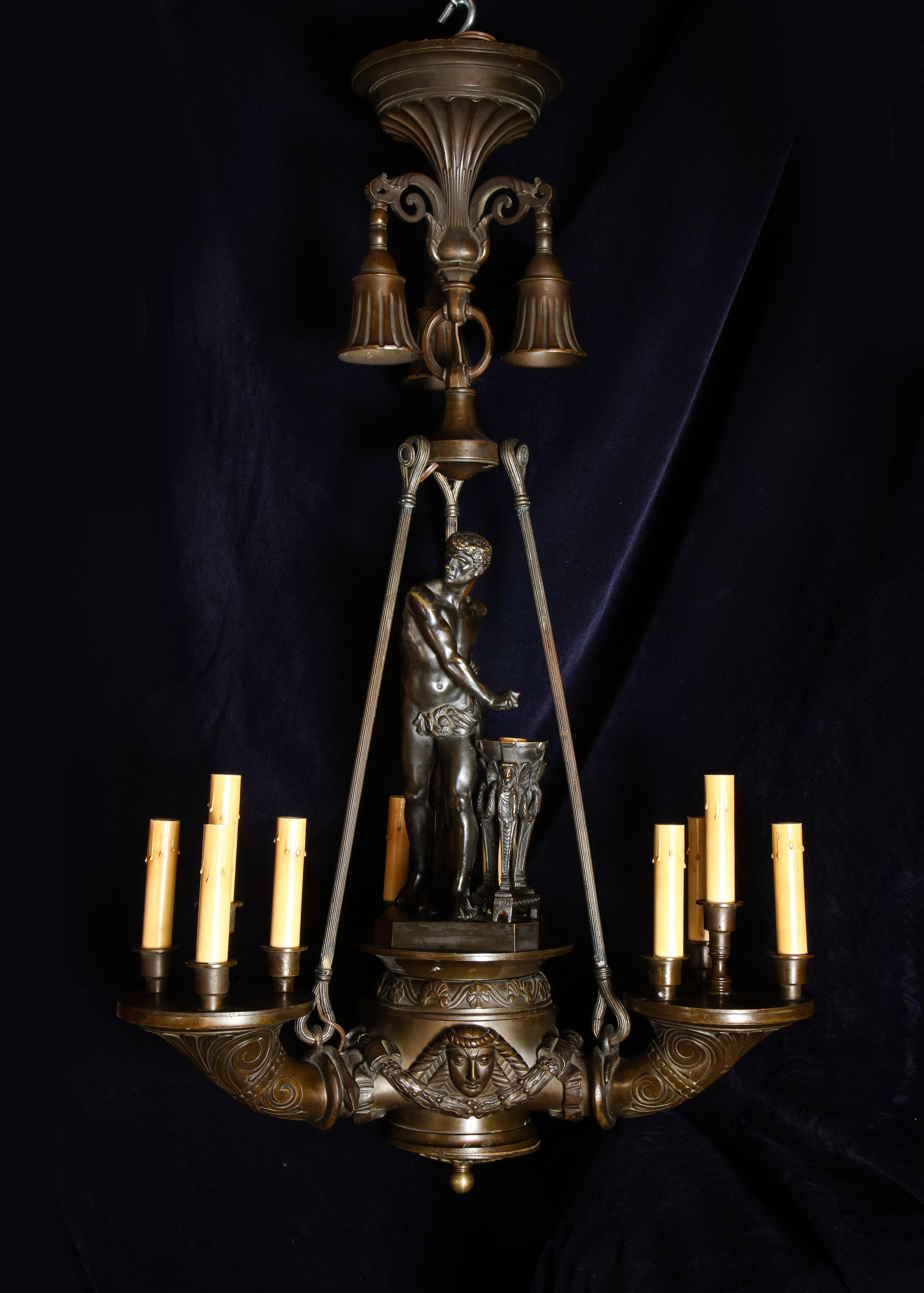 Néoclassique Spectaculaire lustre figuratif italien ancien de style néoclassique en bronze patiné en vente