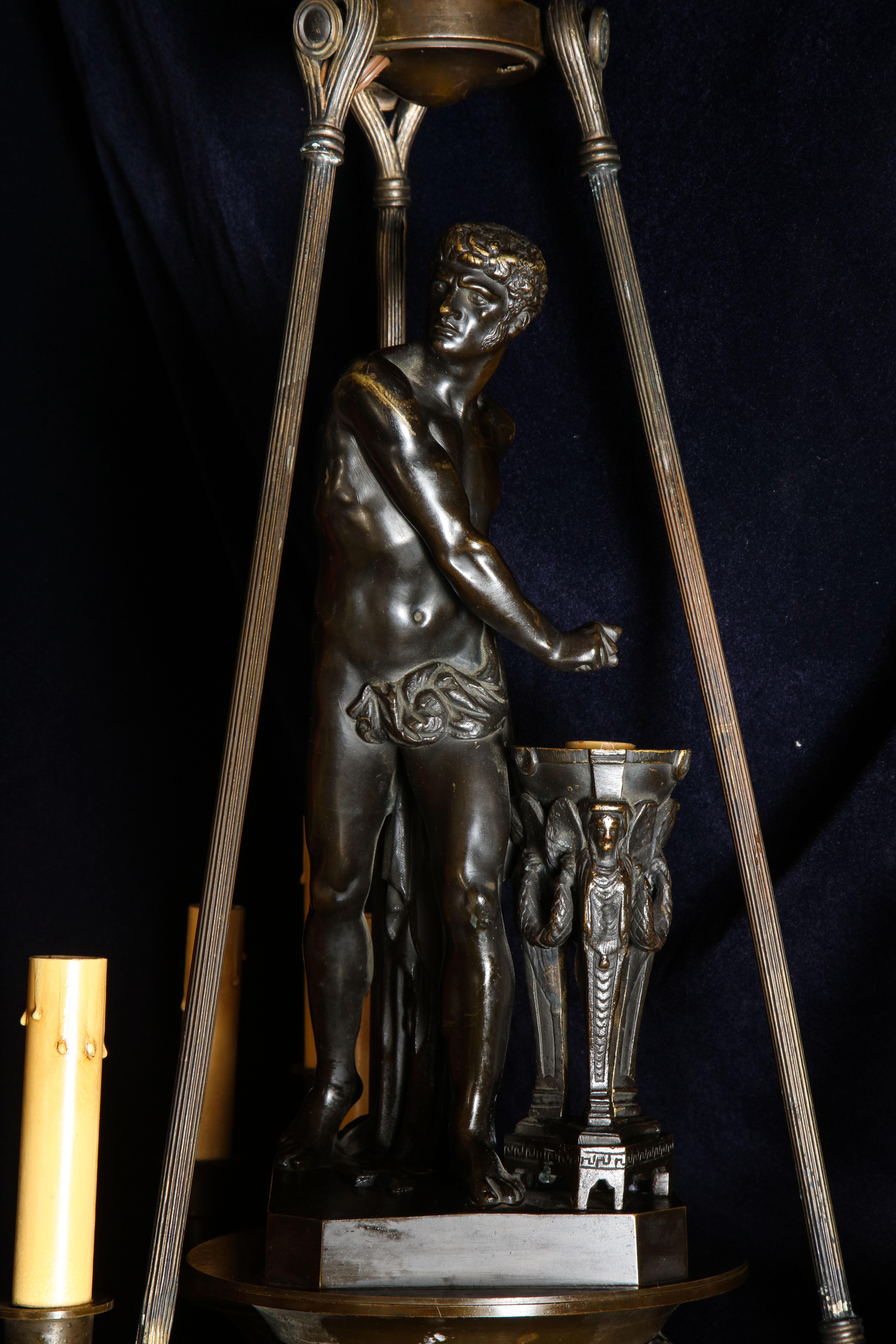Spektakulärer antiker italienischer neoklassizistischer figuraler Kronleuchter aus patinierter Bronze (Italienisch) im Angebot