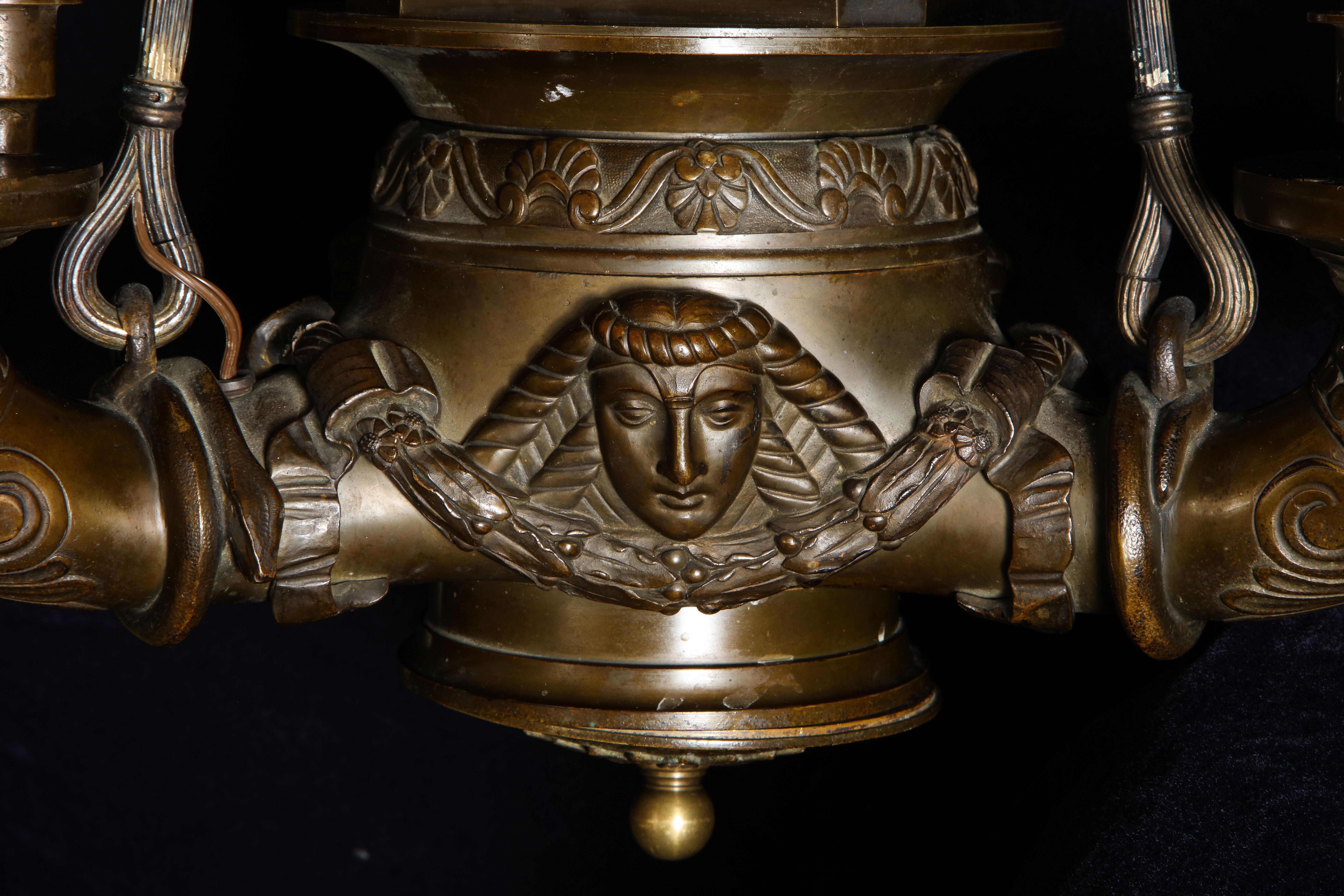 20ième siècle Spectaculaire lustre figuratif italien ancien de style néoclassique en bronze patiné en vente