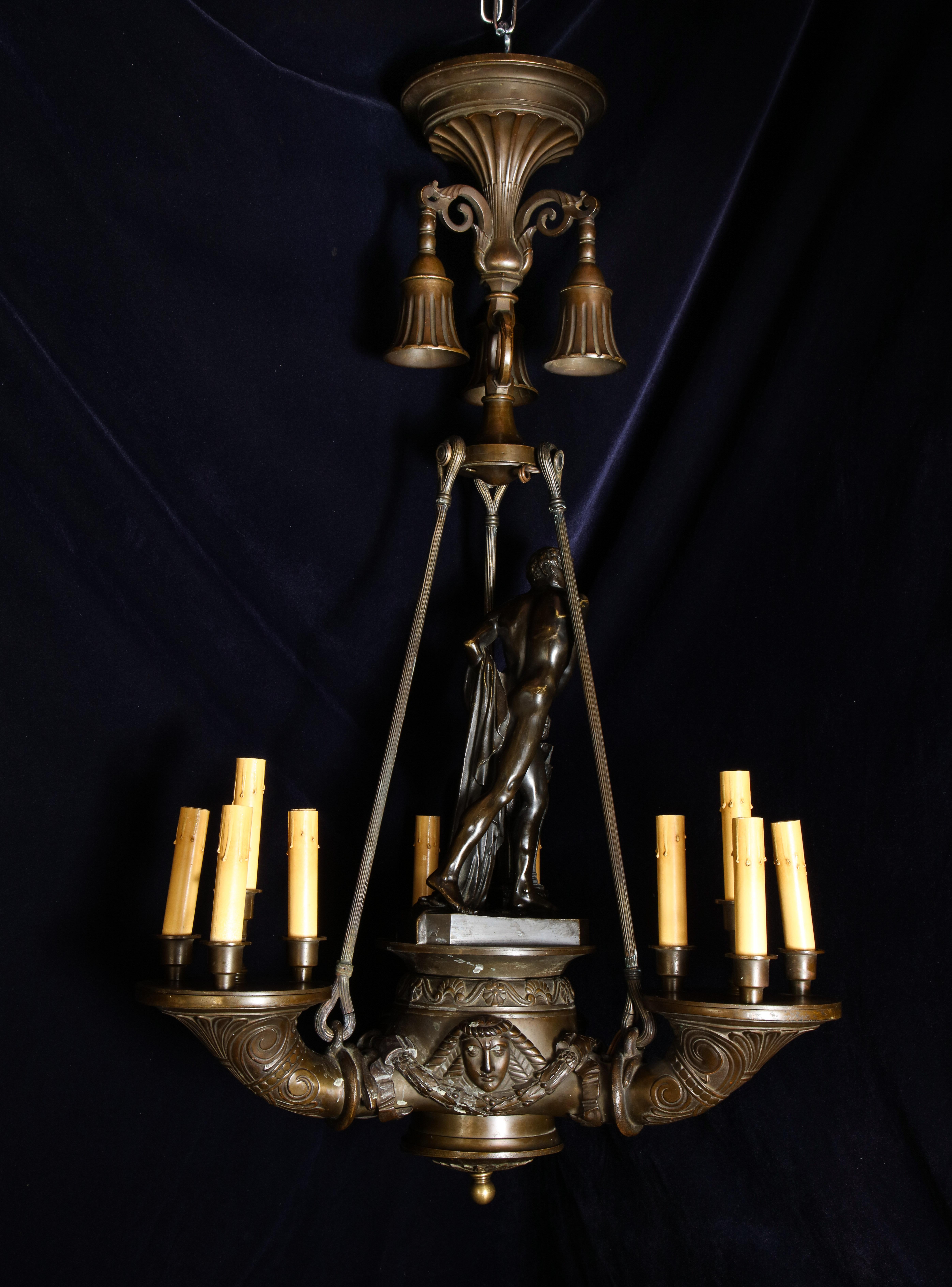 Bronze Spectaculaire lustre figuratif italien ancien de style néoclassique en bronze patiné en vente