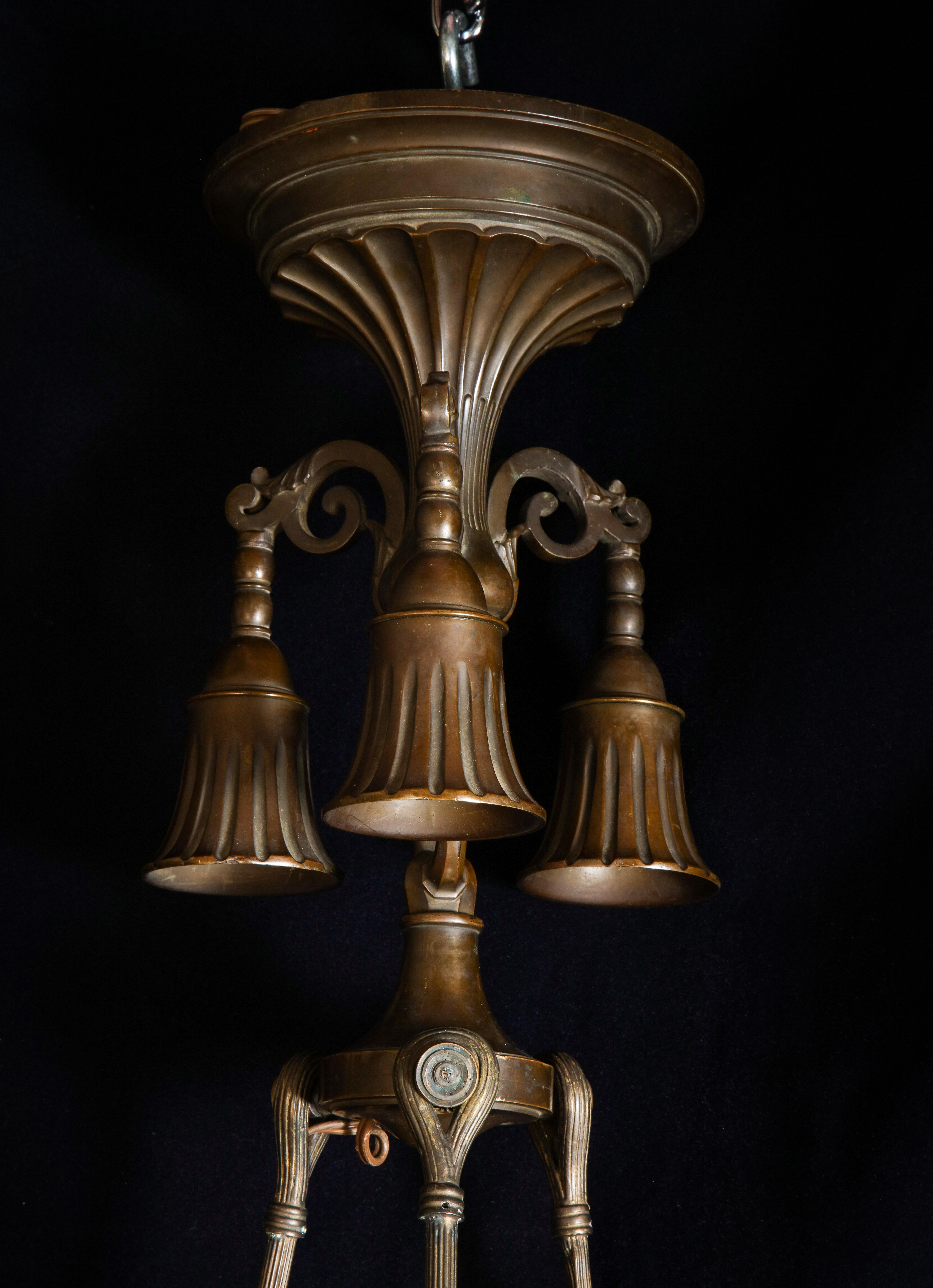 Spectaculaire lustre figuratif italien ancien de style néoclassique en bronze patiné en vente 1